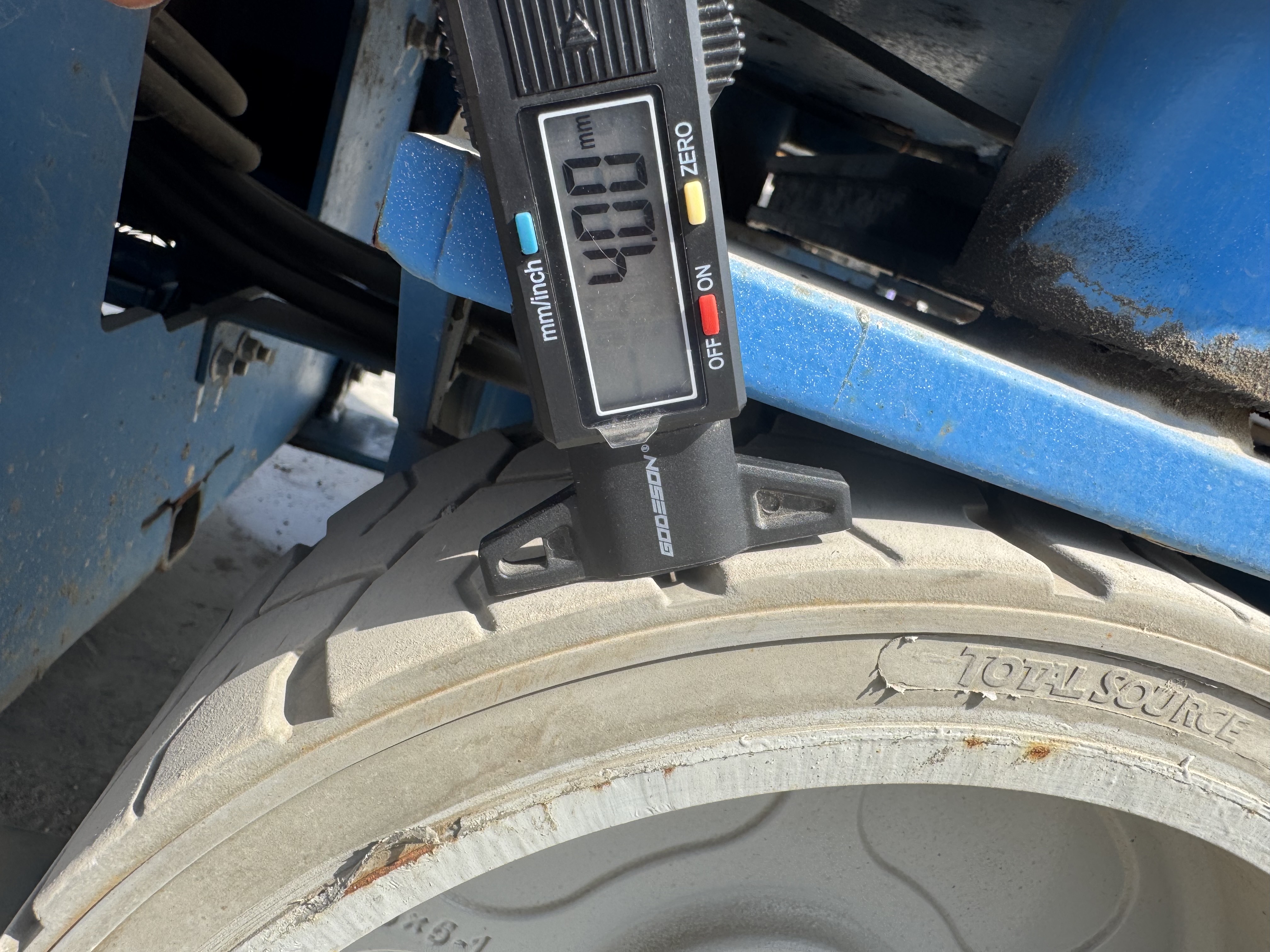 SLA-004-Genie-GS-3232-Scissor-lifts-inspection-Chassis-Tires-tread-depth-1