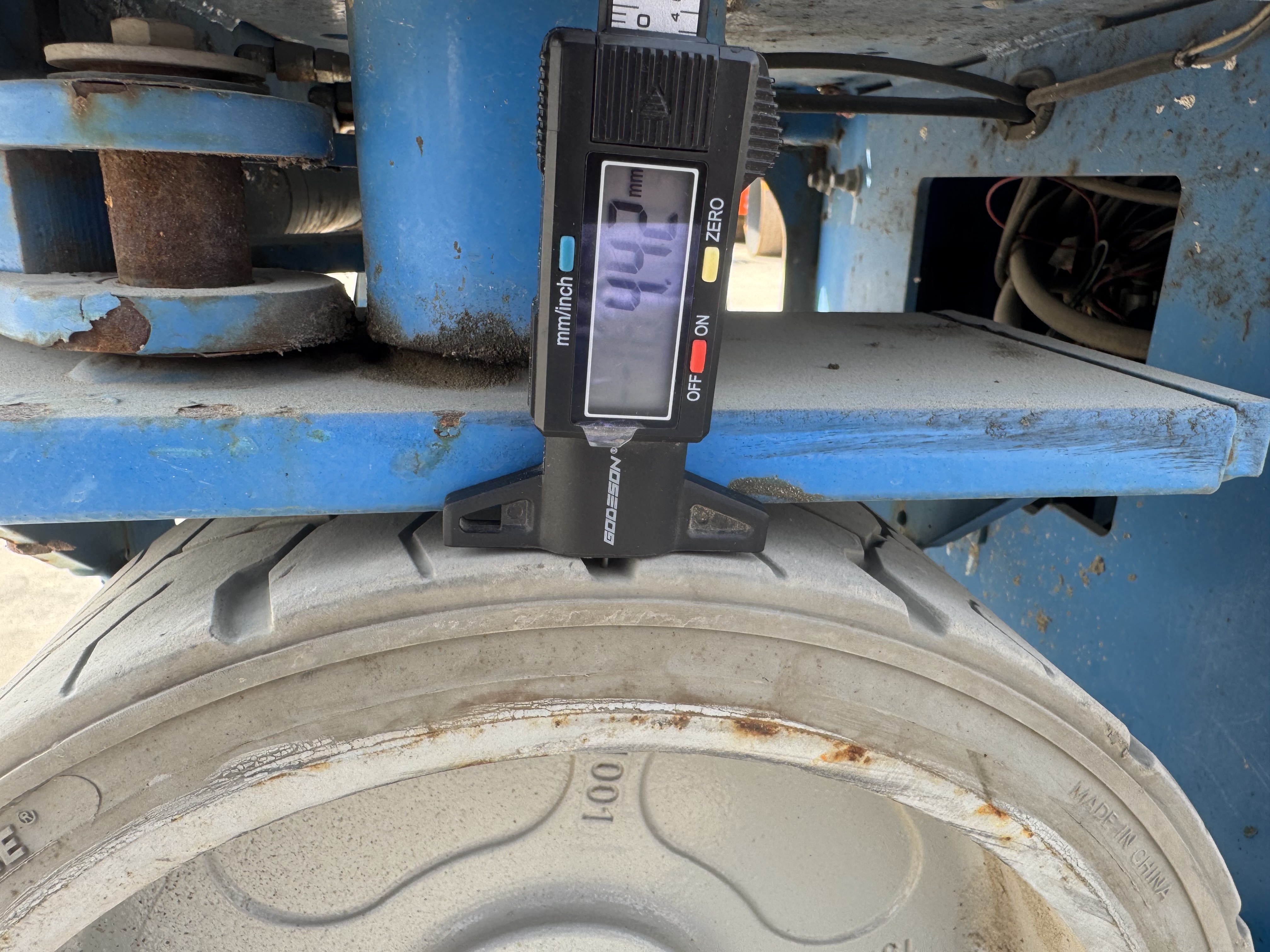 SLA-004-Genie-GS-3232-Scissor-lifts-inspection-Chassis-Tires-tread-depth-1