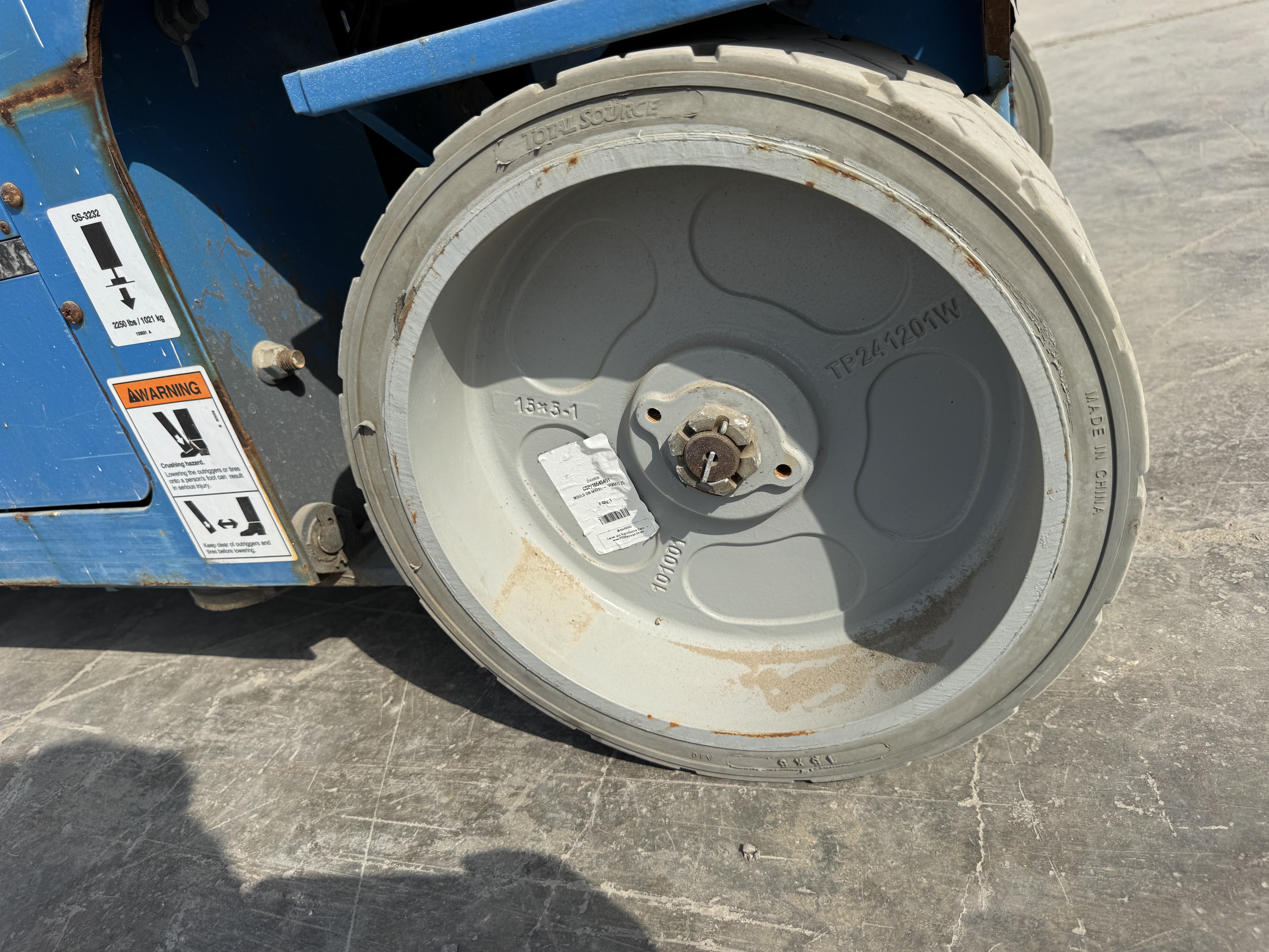 SLA-004-Genie-GS-3232-Scissor-lifts-inspection-Chassis-Wheel-hub-condition-1