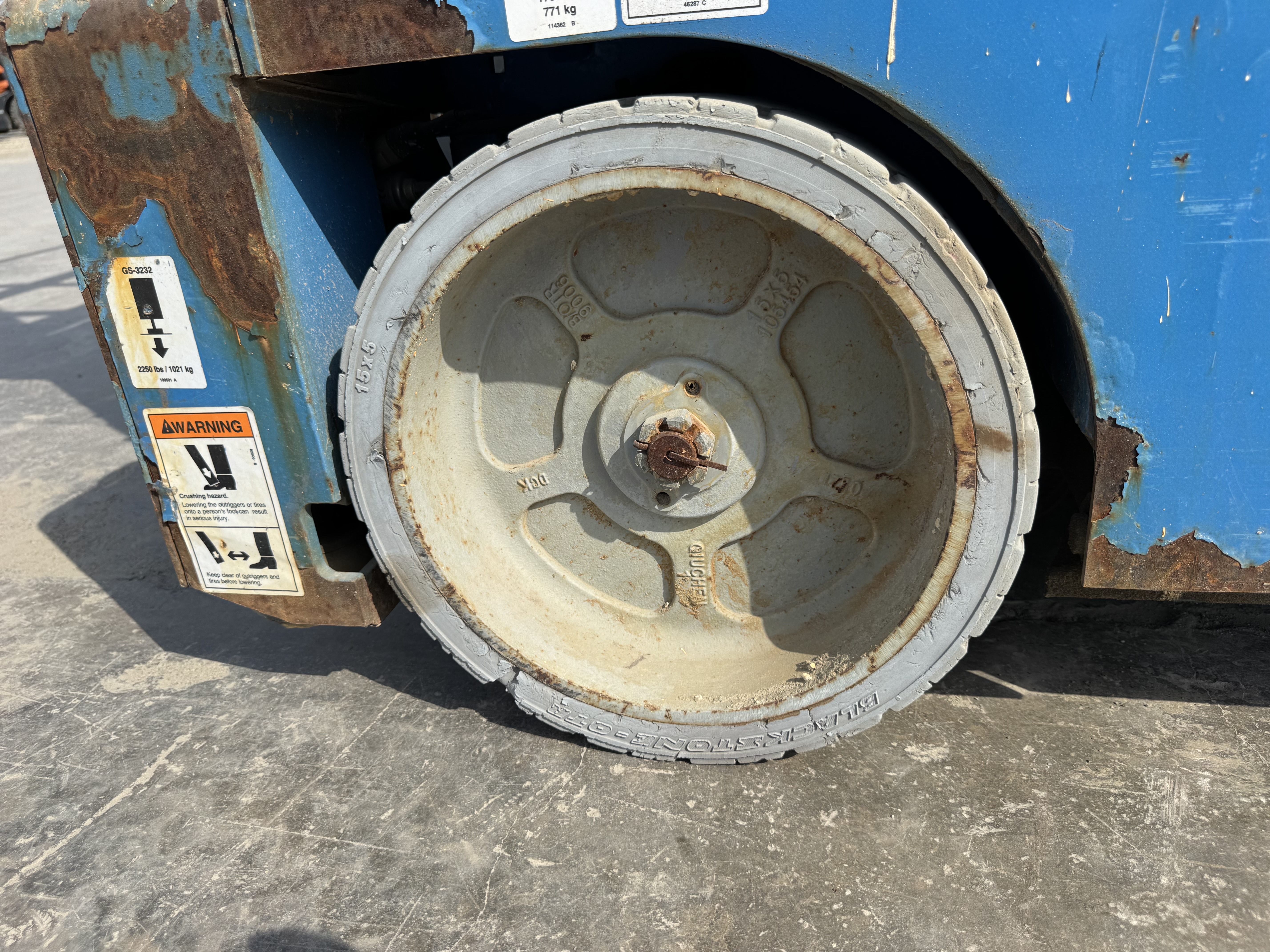 SLA-004-Genie-GS-3232-Scissor-lifts-inspection-Chassis-Wheel-hub-condition-1