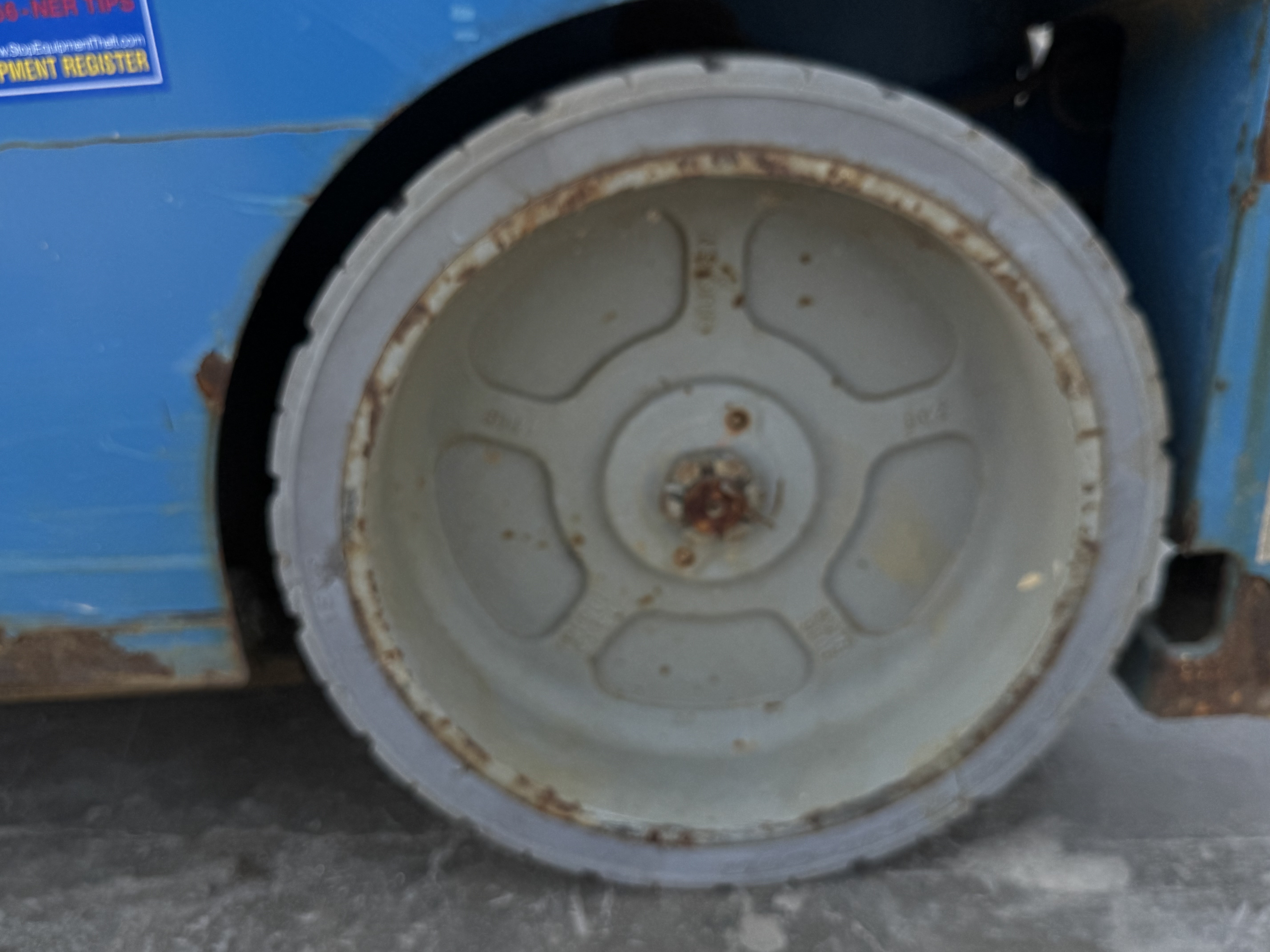 SLA-004-Genie-GS-3232-Scissor-lifts-inspection-Chassis-Wheel-hub-condition-1