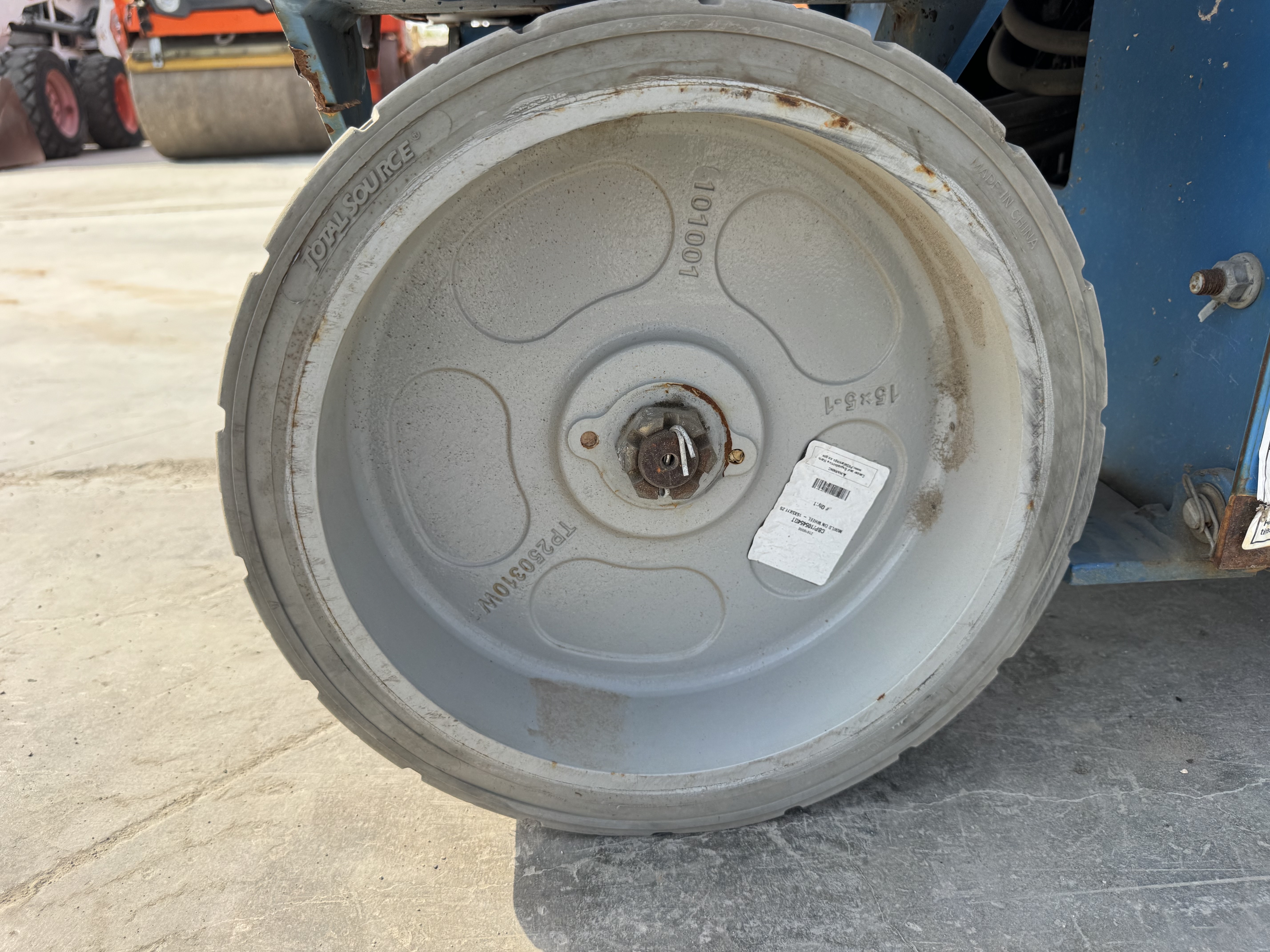 SLA-004-Genie-GS-3232-Scissor-lifts-inspection-Chassis-Wheel-hub-condition-1