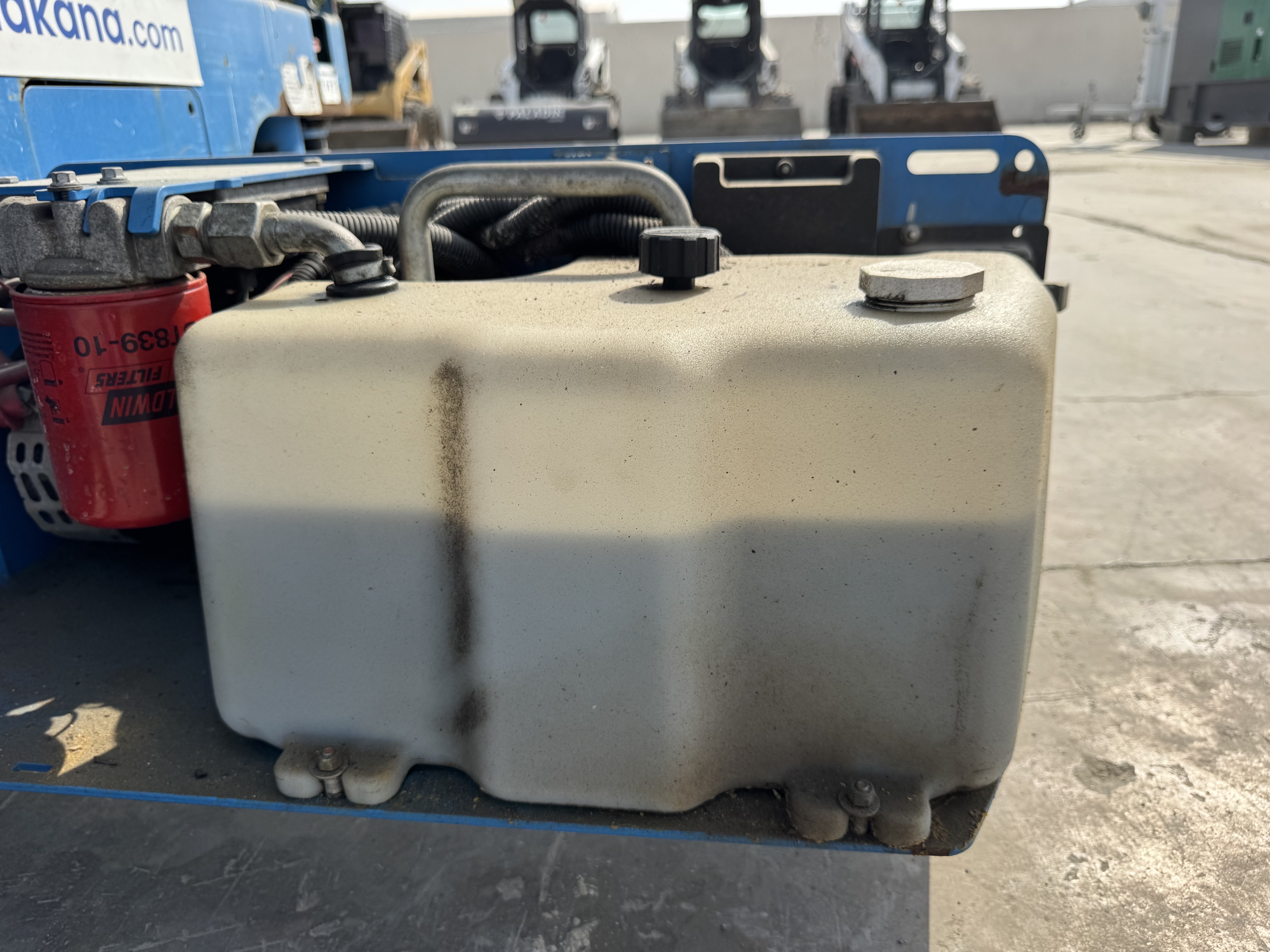 SLA-004-Genie-GS-3232-Scissor-lifts-inspection-Hydraulics-Hydraulic-Tank-1