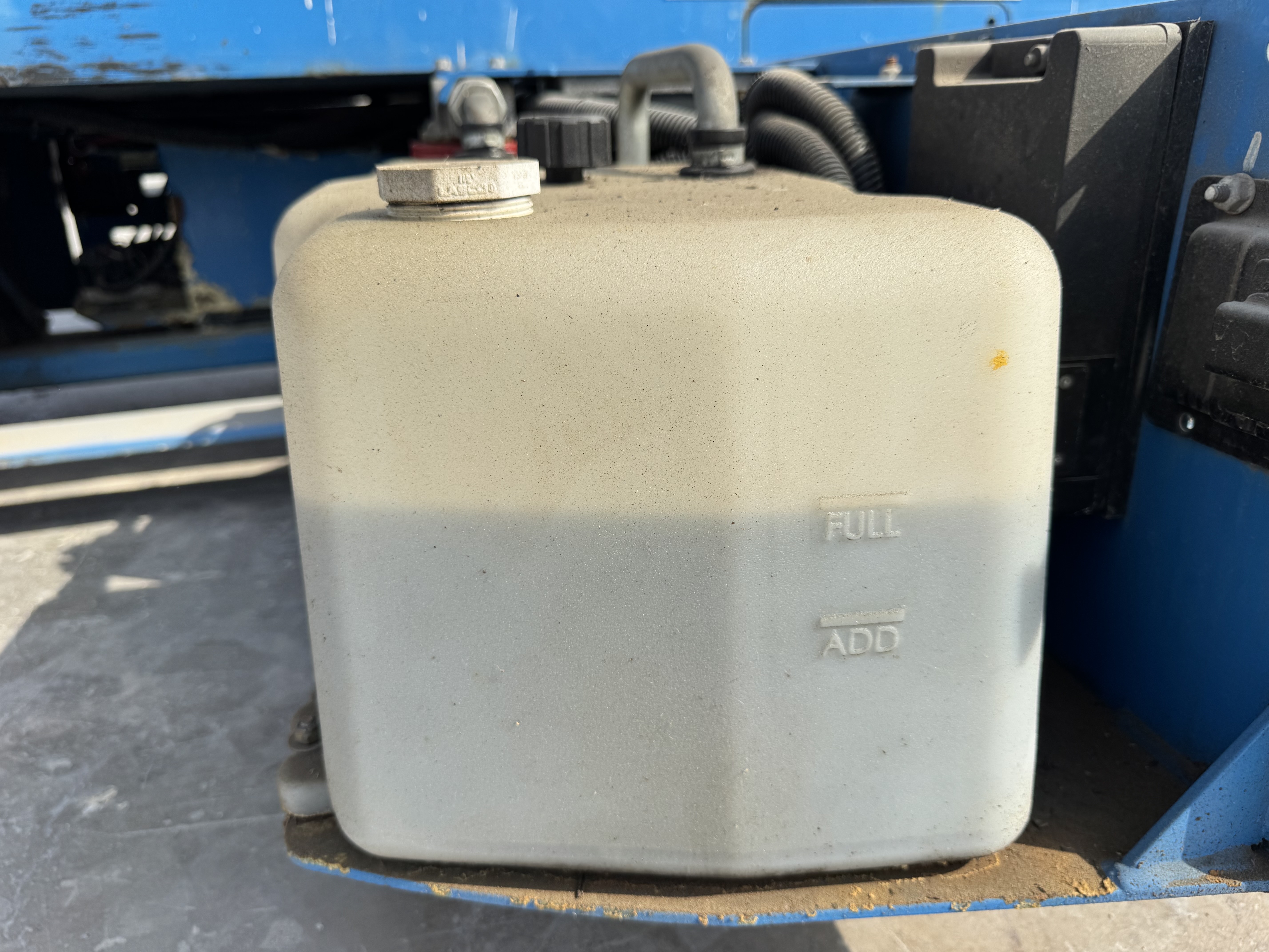 SLA-004-Genie-GS-3232-Scissor-lifts-inspection-Hydraulics-Hydraulic-Tank-1