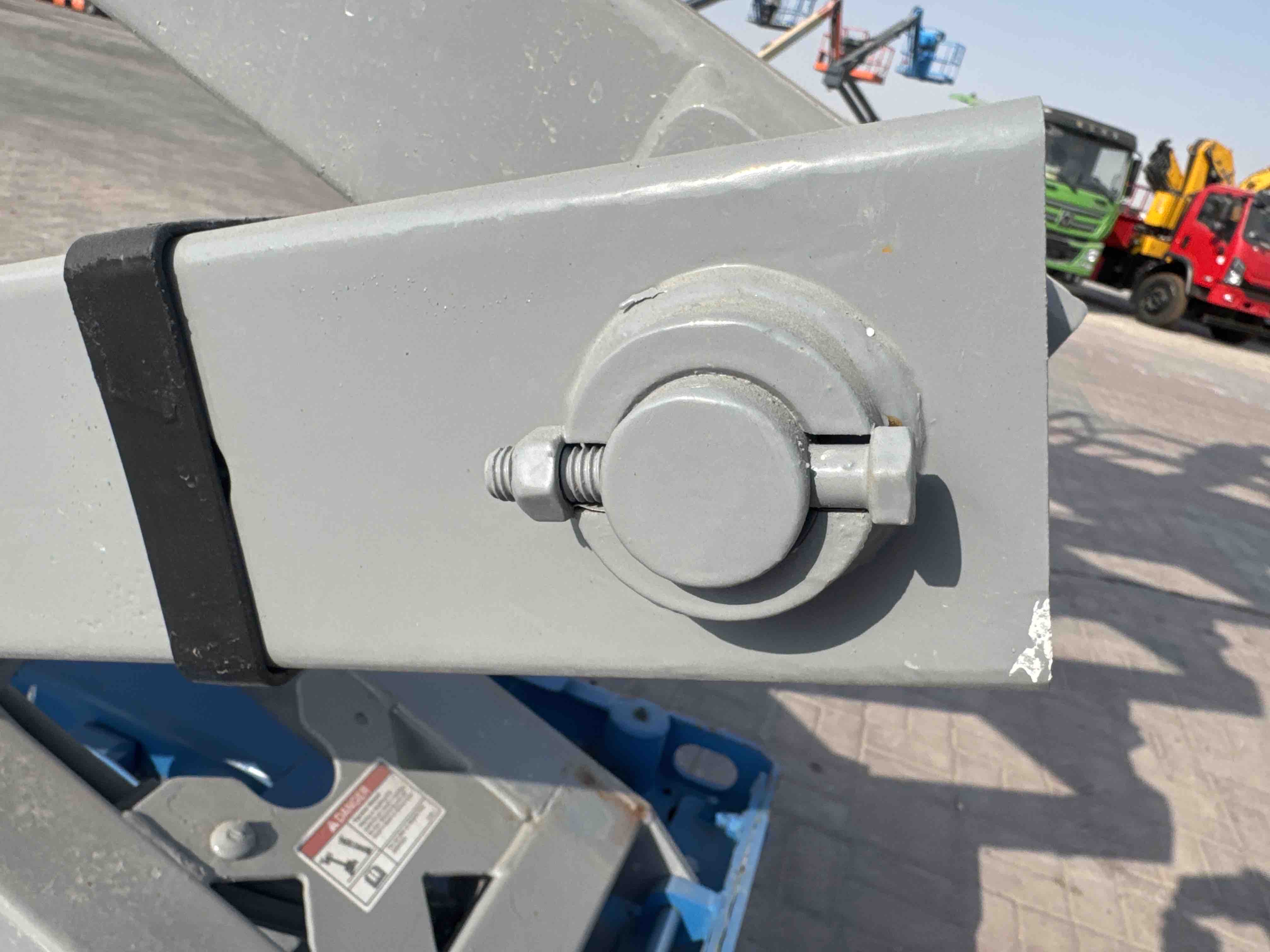 SLA-004-Genie-GS-3232-Scissor-lifts-inspection-Hydraulics-Hydraulic-pins-/-locks-1