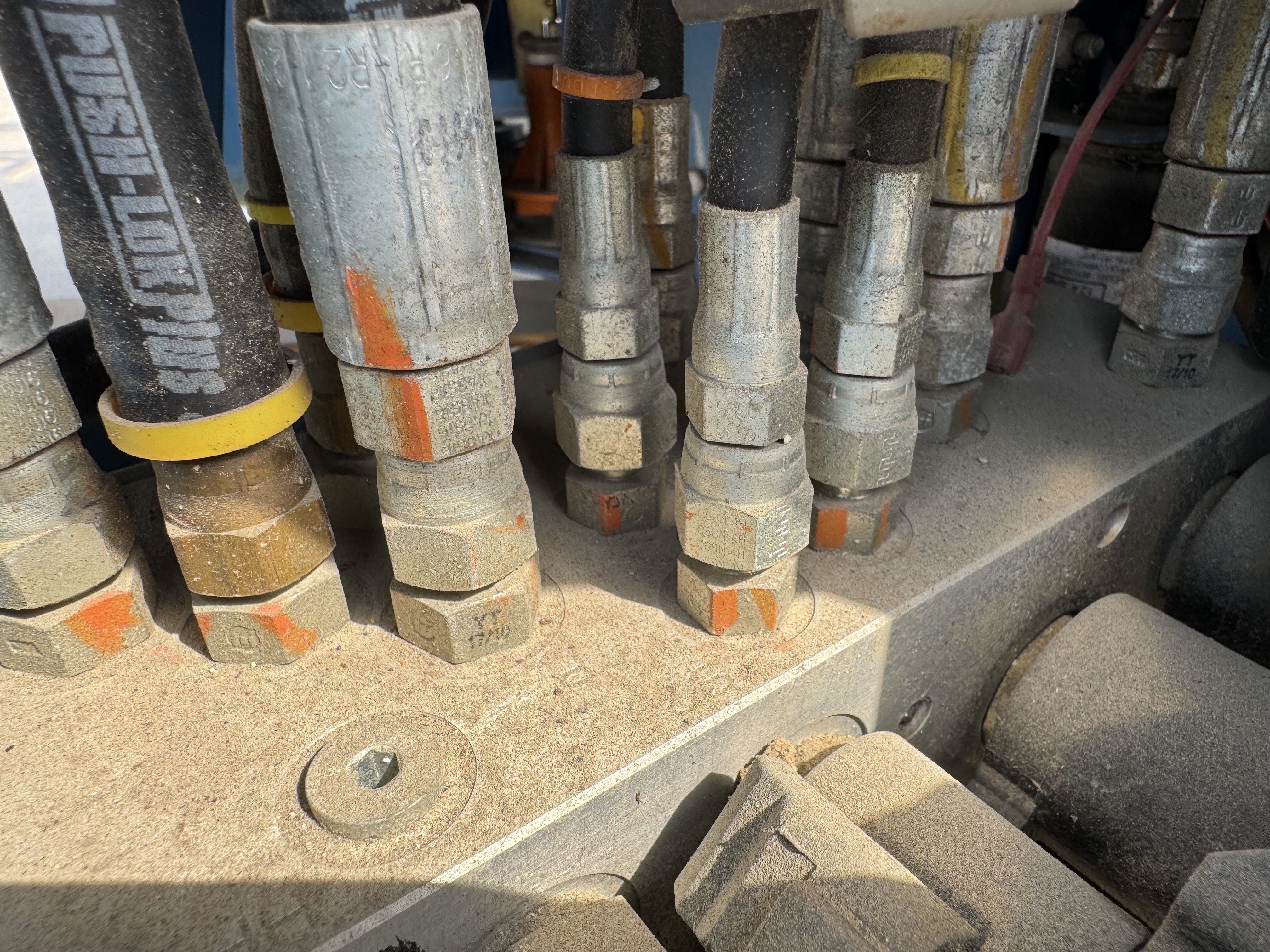 SLA-004-Genie-GS-3232-Scissor-lifts-inspection-Hydraulics-Main-control-valve-(MCV)-1