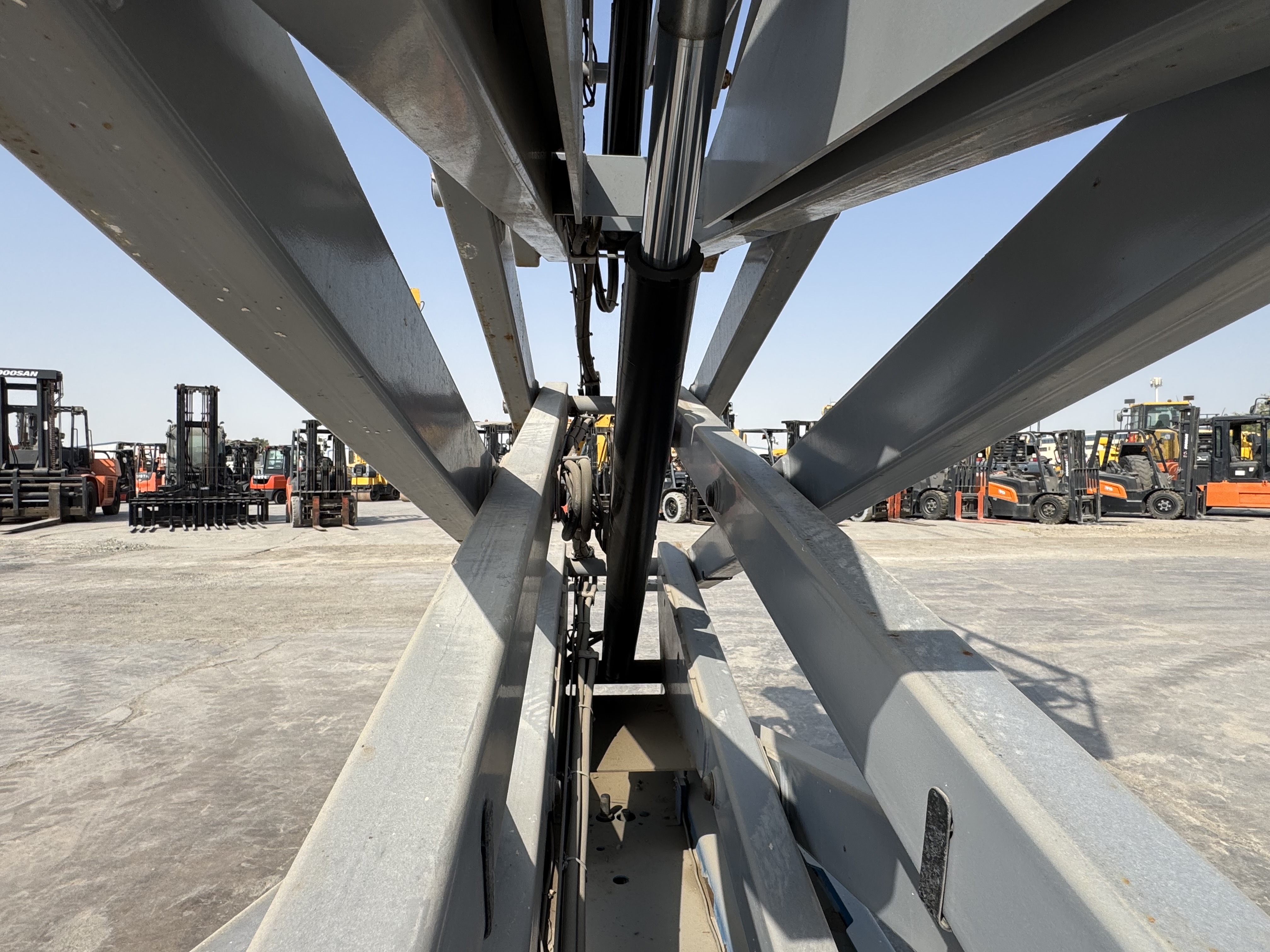 SLA-004-Genie-GS-3232-Scissor-lifts-inspection-Hydraulics-Scissor-cylinders-1