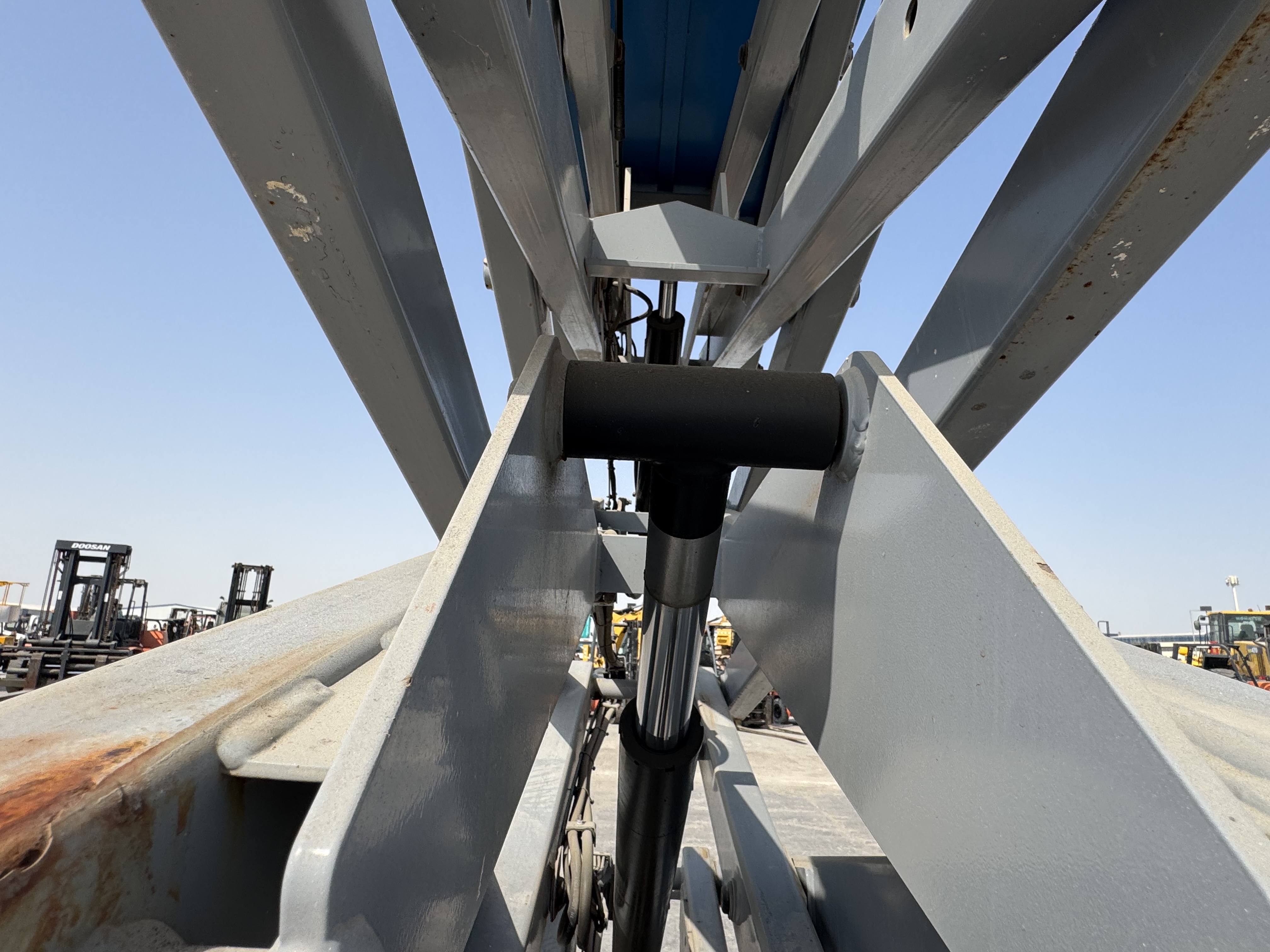 SLA-004-Genie-GS-3232-Scissor-lifts-inspection-Hydraulics-Scissor-cylinders-1