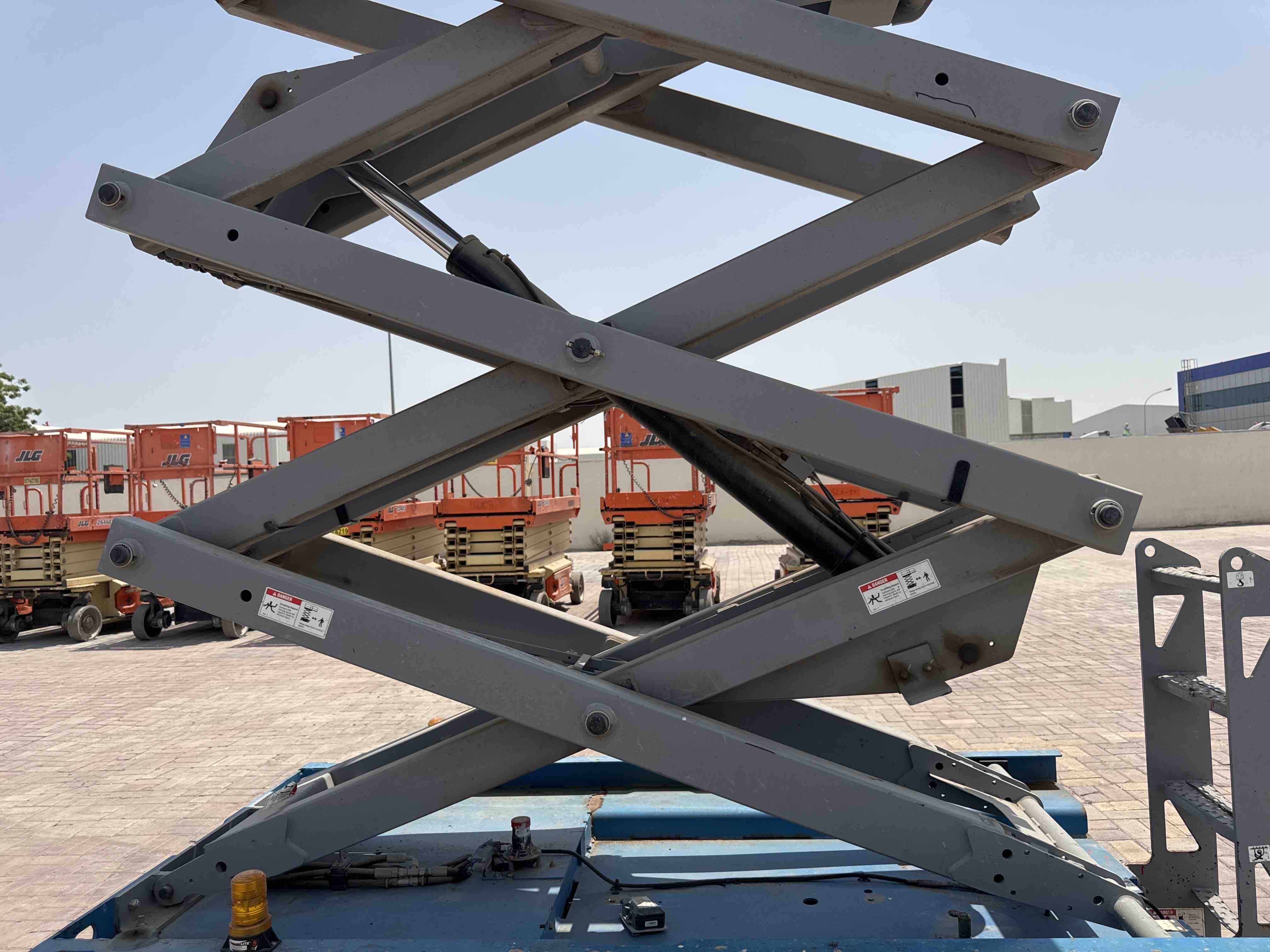 SLA-007-Genie-GS-4047-Scissor-lifts-inspection-Hydraulics-Scissor-cylinders-1