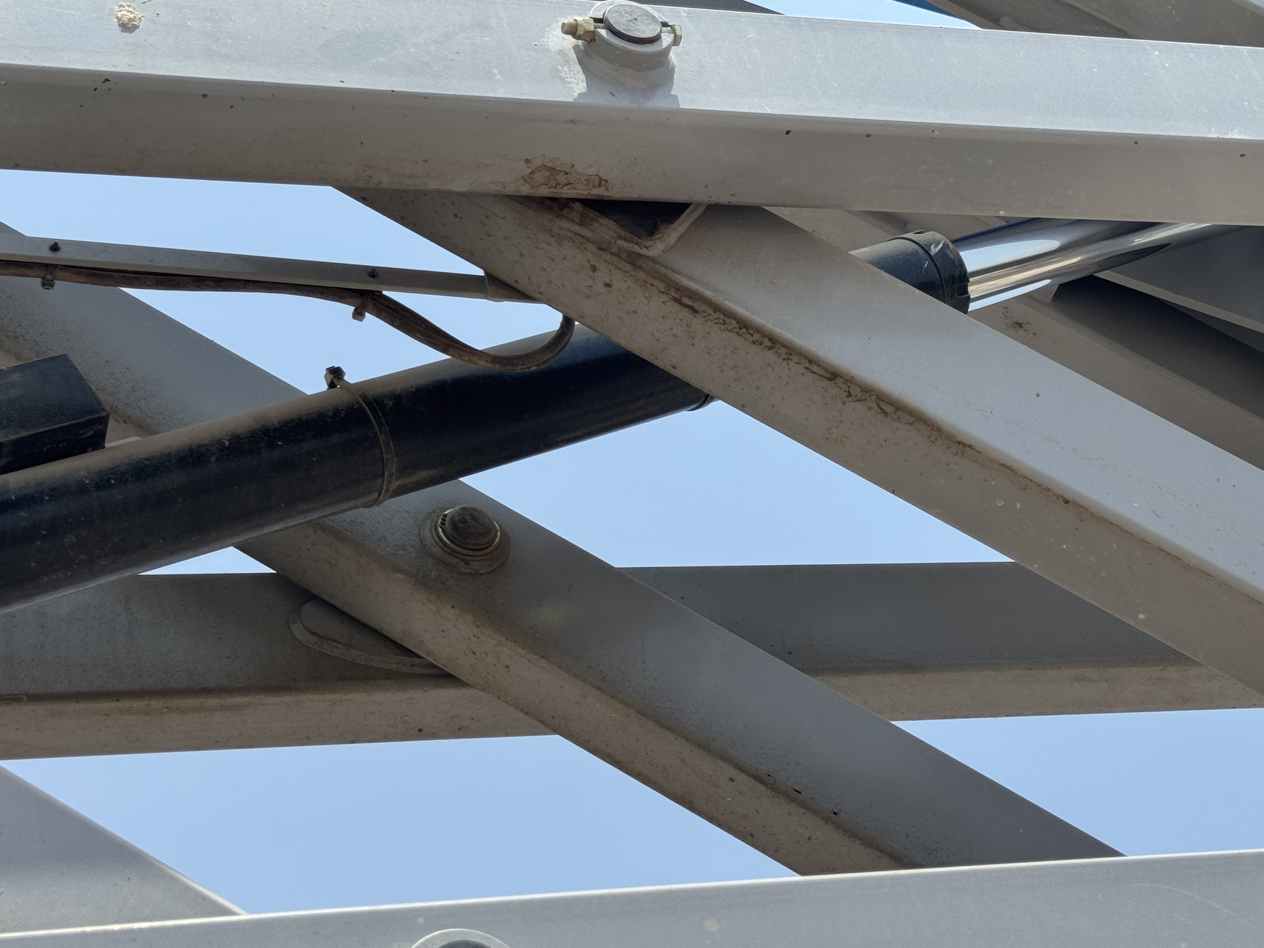 SLA-007-Genie-GS-4047-Scissor-lifts-inspection-Hydraulics-Scissor-cylinders-1