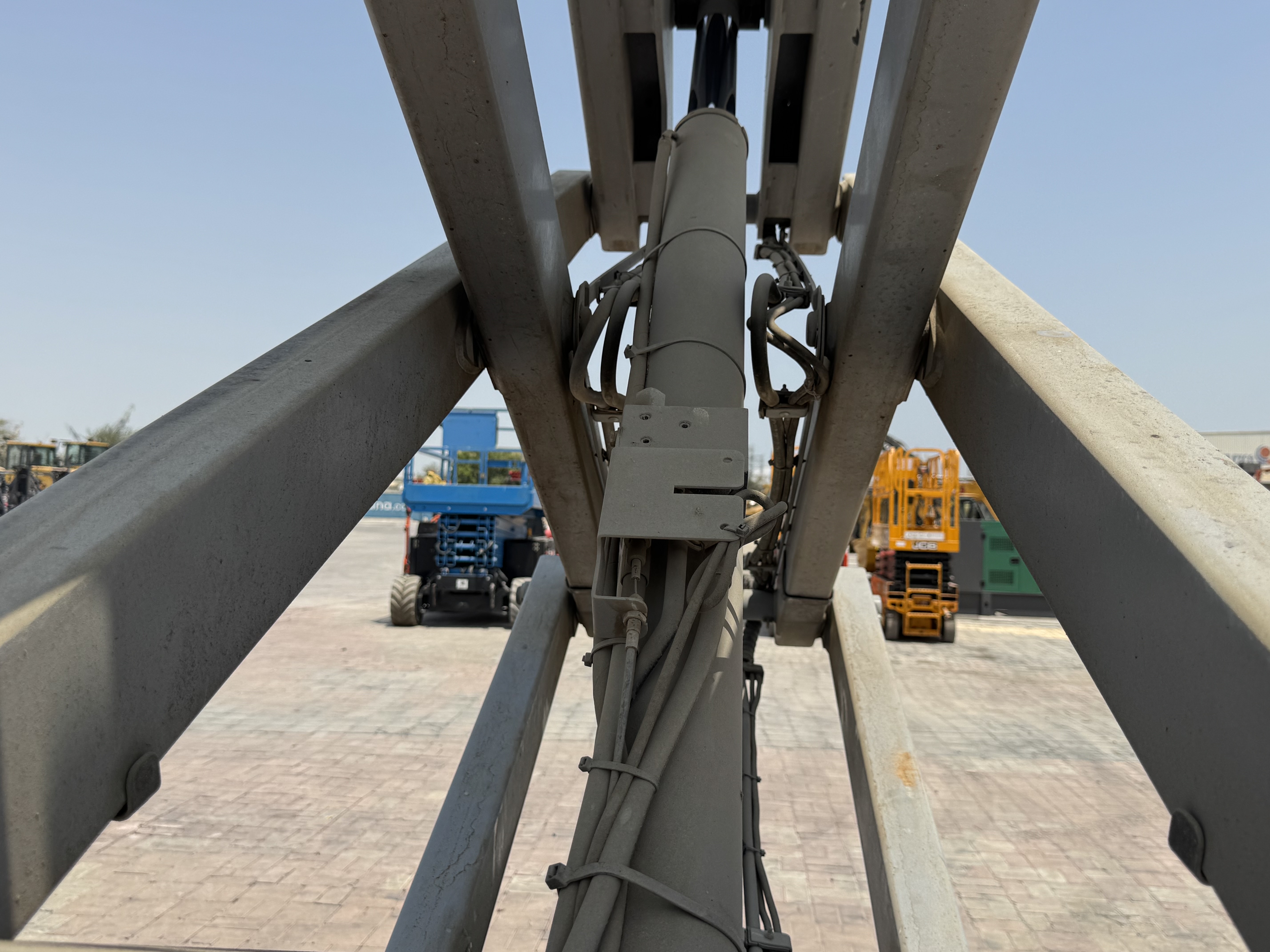 SLA-007-Genie-GS-4047-Scissor-lifts-inspection-Hydraulics-Scissor-cylinders-1