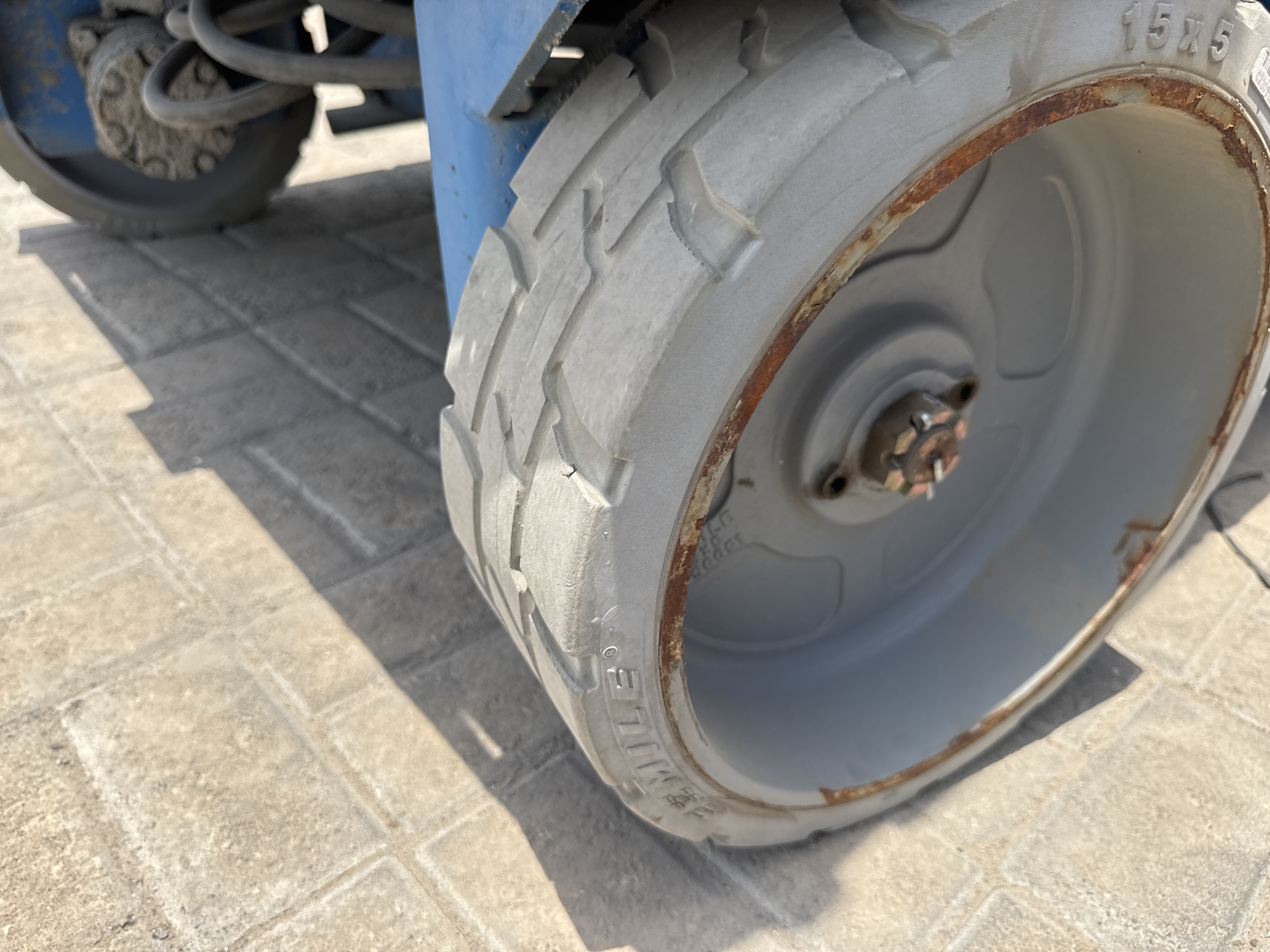 SLA-003-Genie-GS-2646-Scissor-lifts-inspection-Chassis-Tires-condition-1