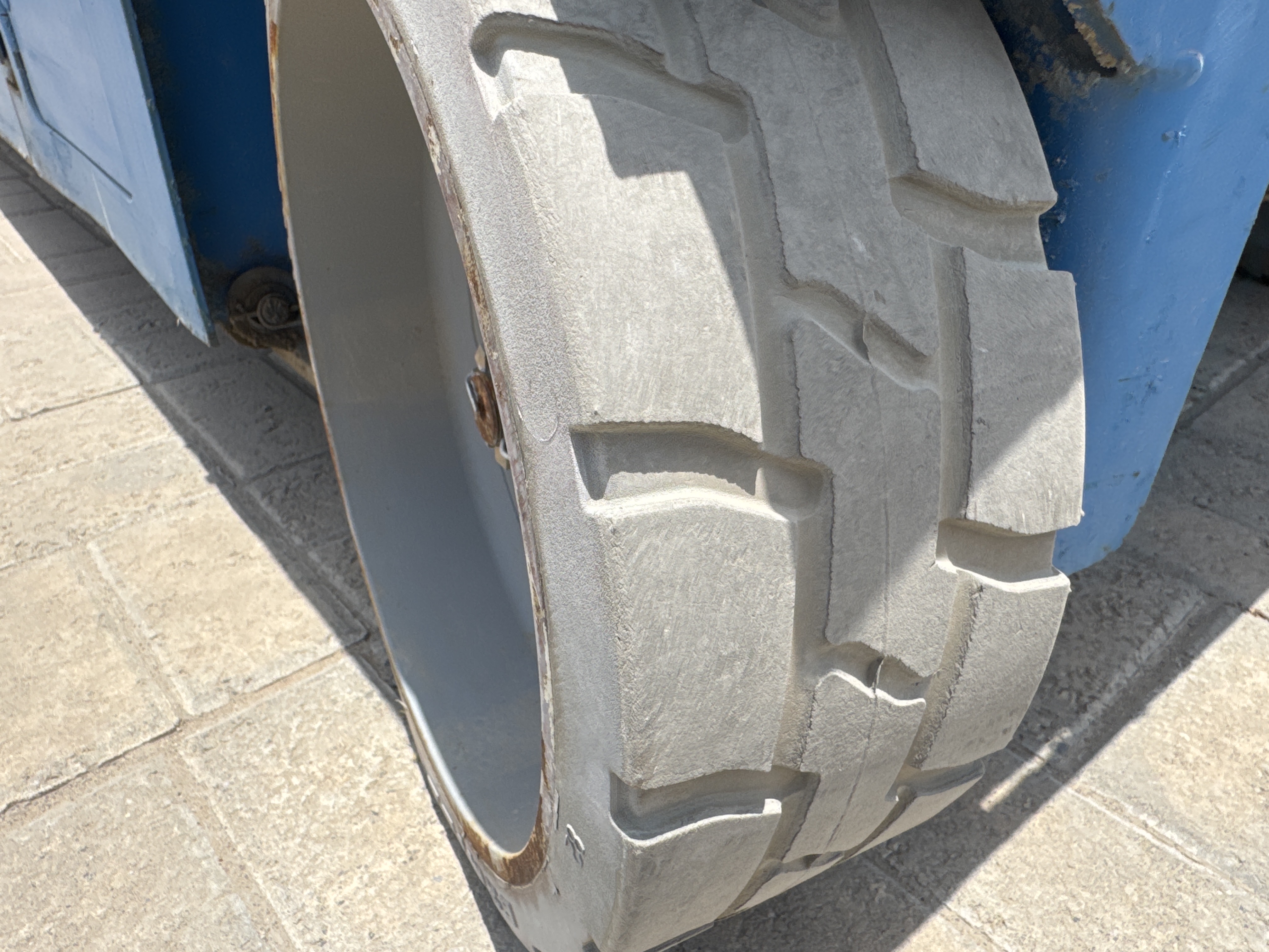 SLA-003-Genie-GS-2646-Scissor-lifts-inspection-Chassis-Tires-condition-1