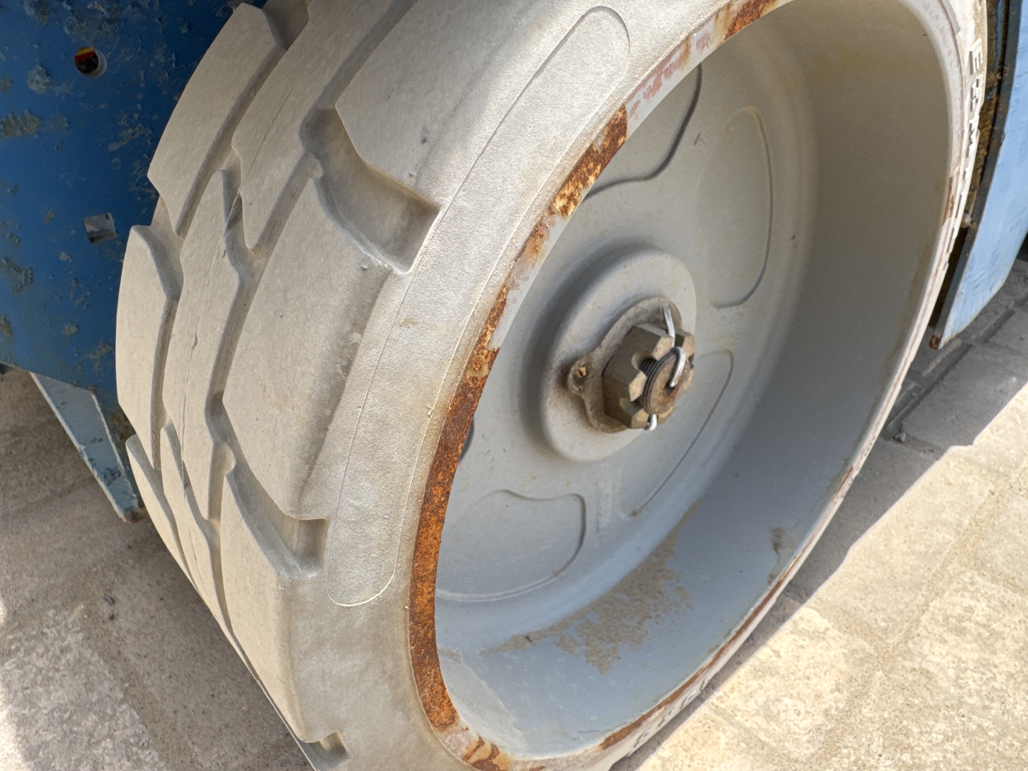 SLA-003-Genie-GS-2646-Scissor-lifts-inspection-Chassis-Tires-condition-1
