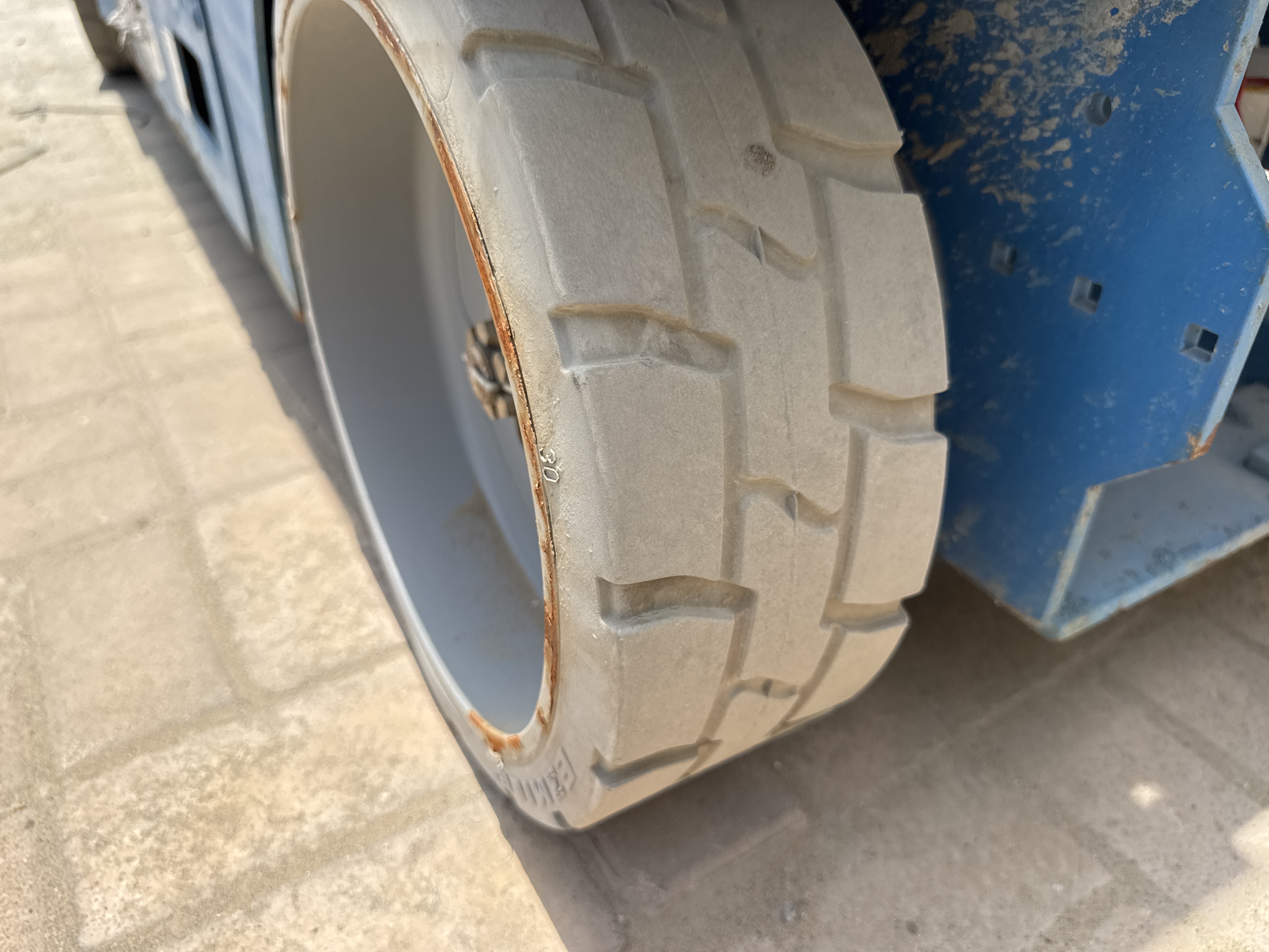 SLA-003-Genie-GS-2646-Scissor-lifts-inspection-Chassis-Tires-condition-1