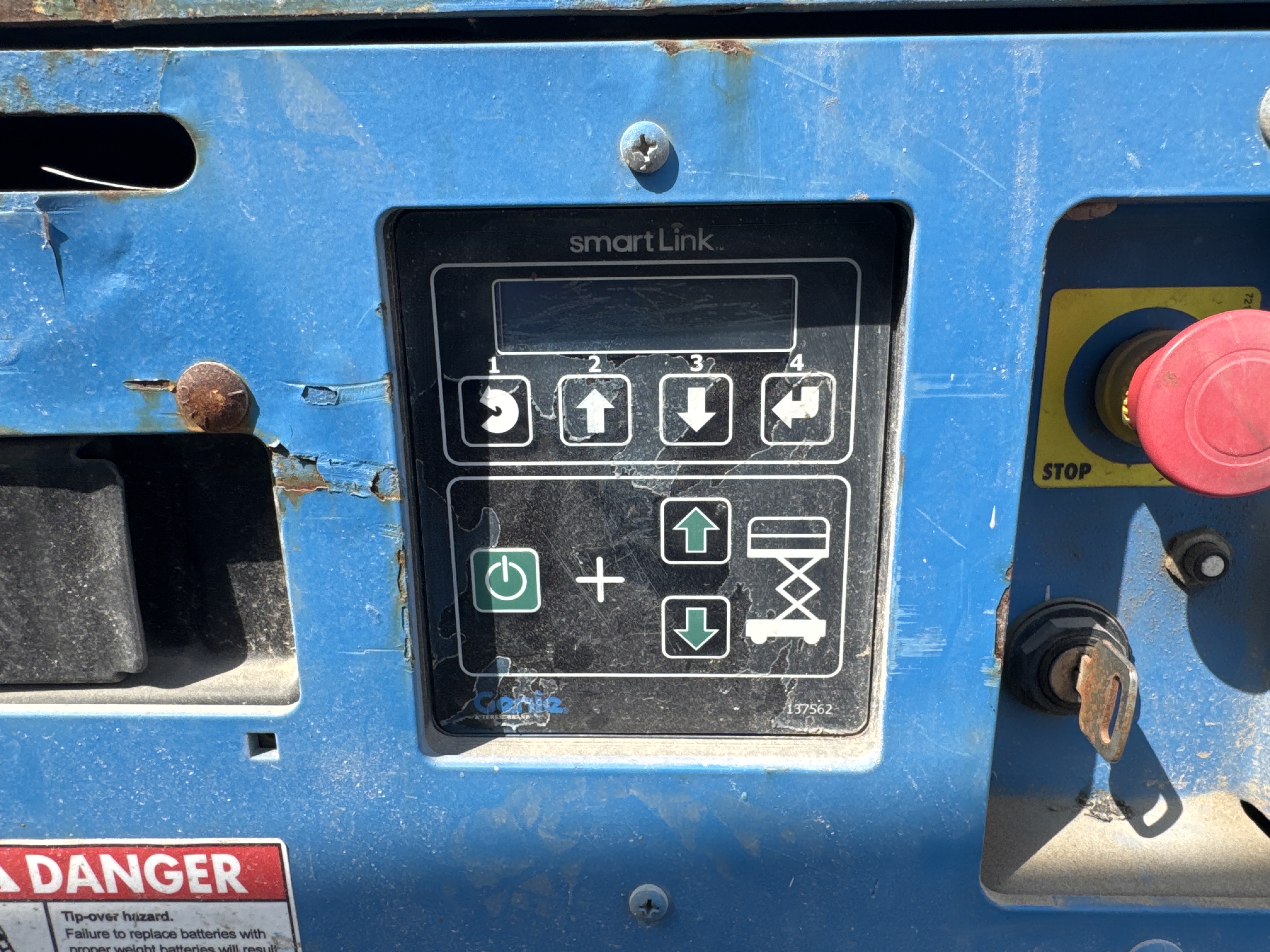 SLA-005-Genie-GS-3232-Scissor-lifts-inspection-Cabin-Ground-control-1