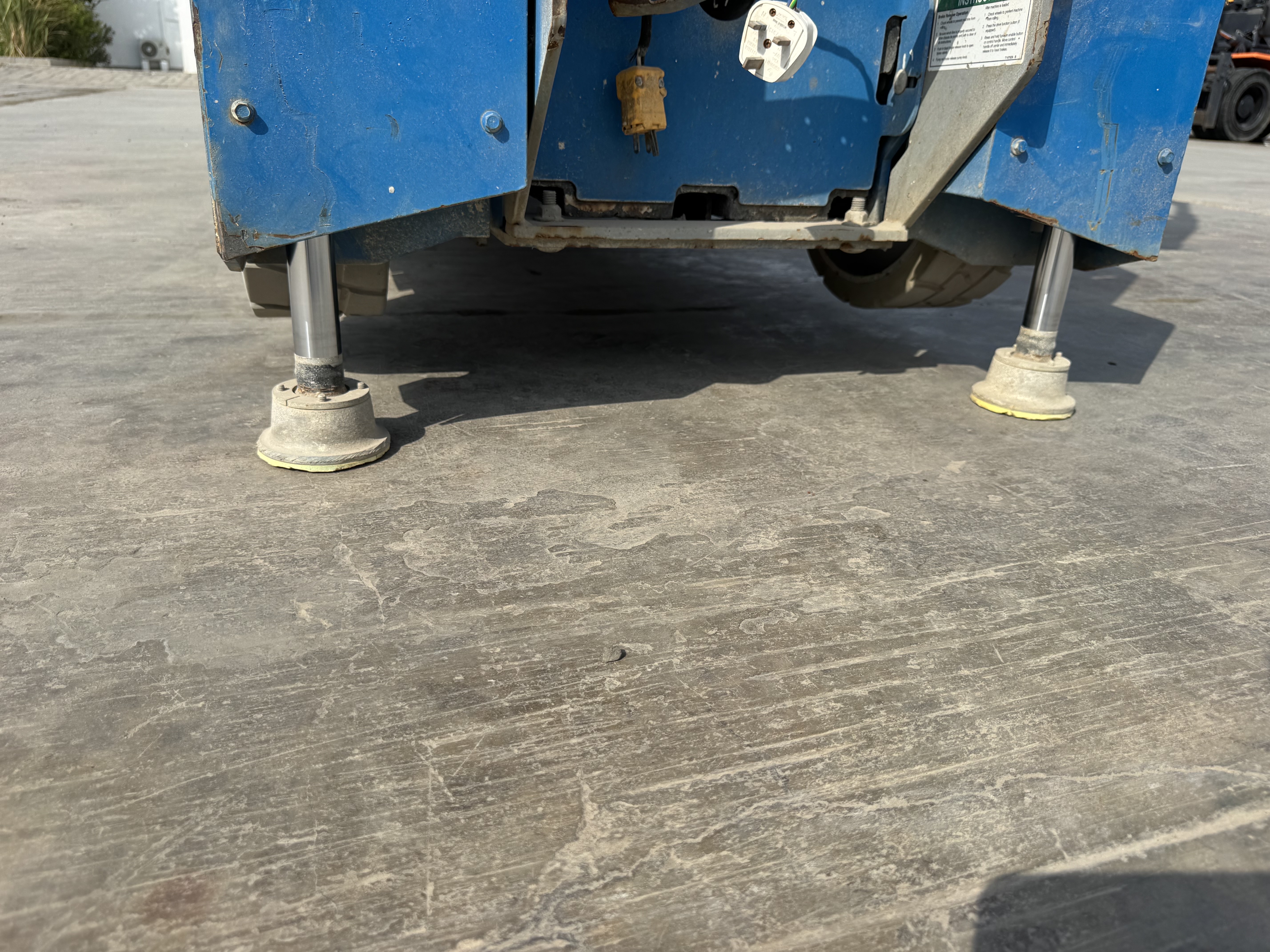 SLA-005-Genie-GS-3232-Scissor-lifts-inspection-Structure-Outriggers-1