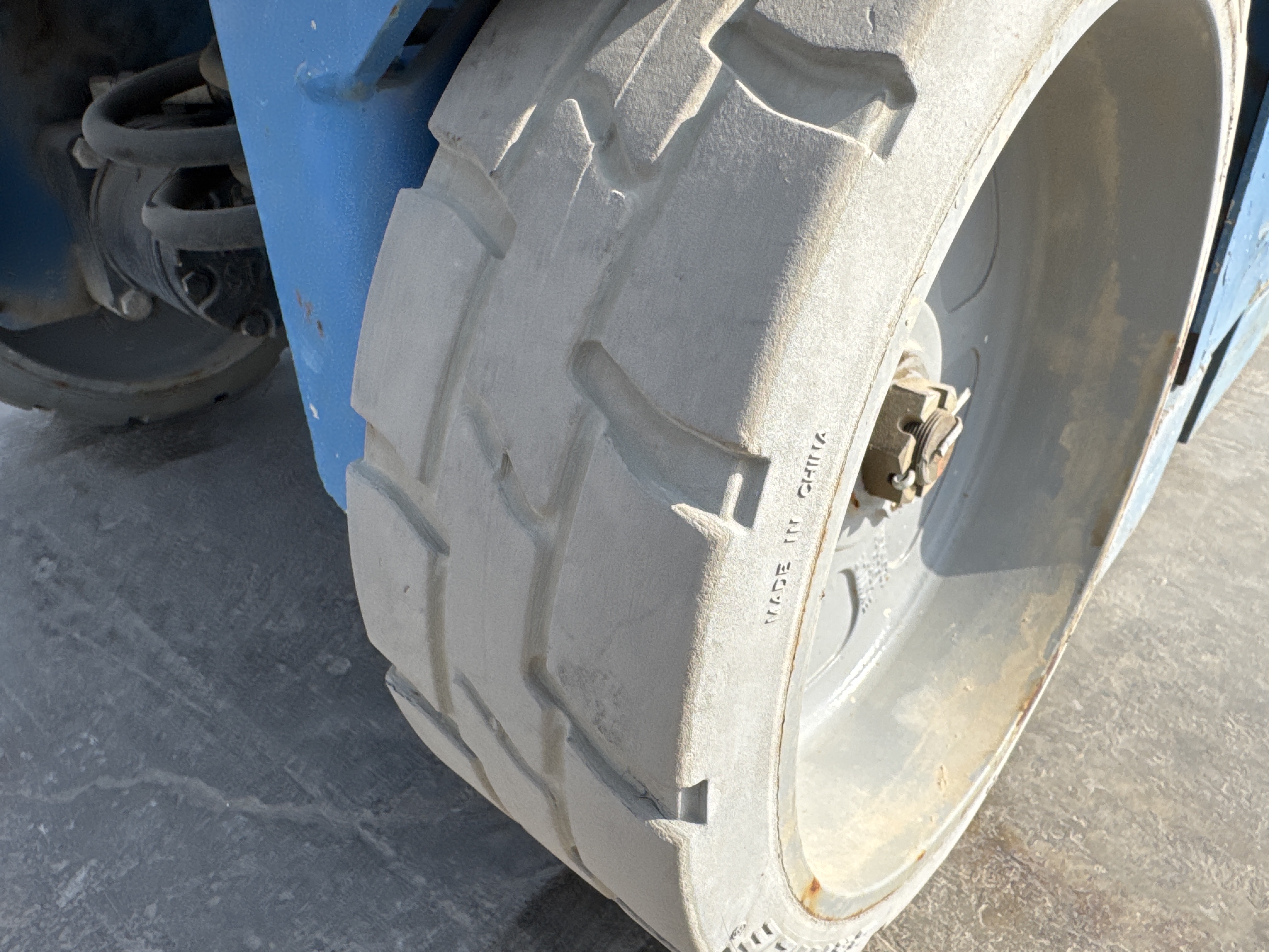 SLA-005-Genie-GS-3232-Scissor-lifts-inspection-Chassis-Tires-condition-1