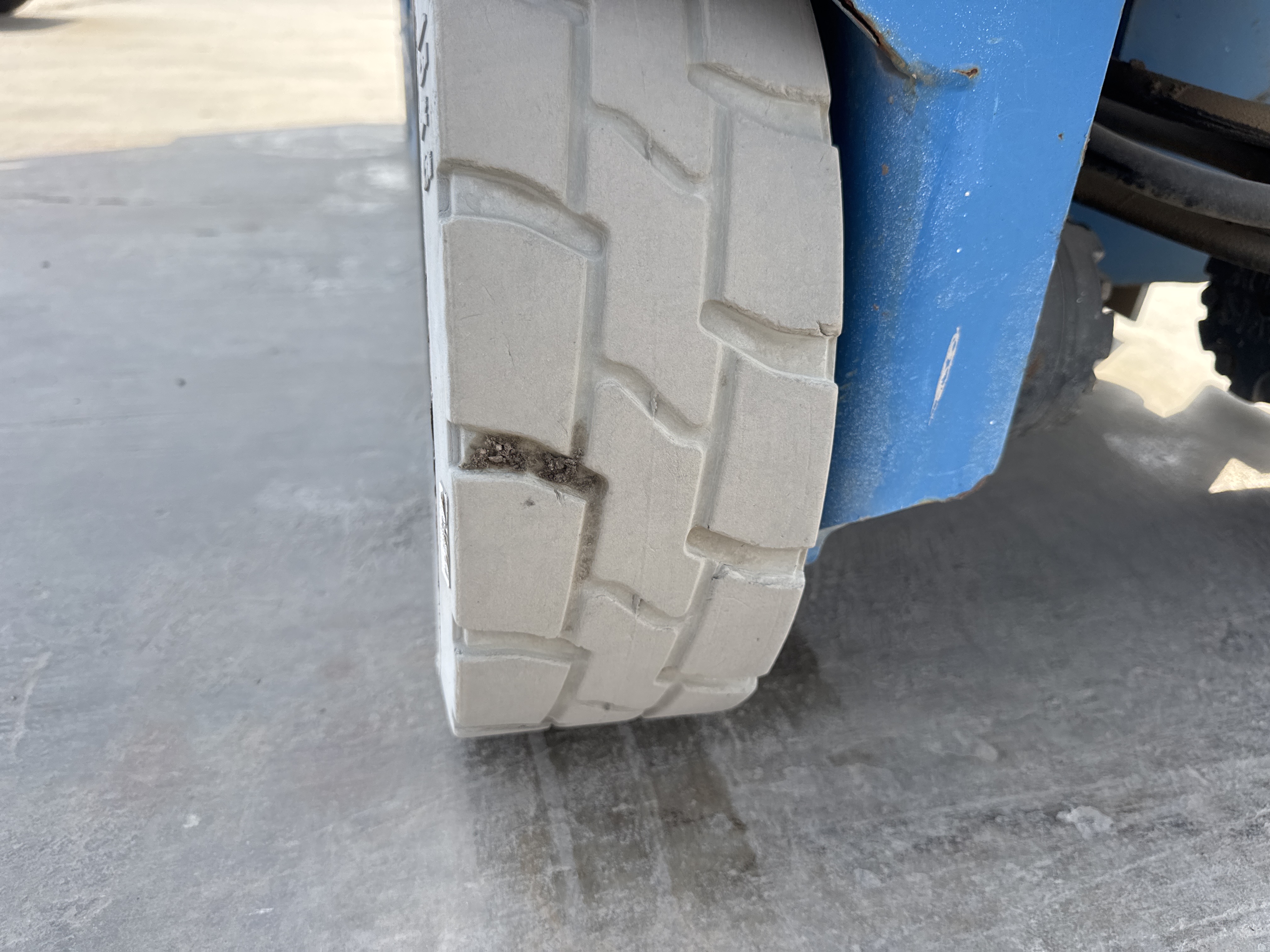 SLA-005-Genie-GS-3232-Scissor-lifts-inspection-Chassis-Tires-condition-1