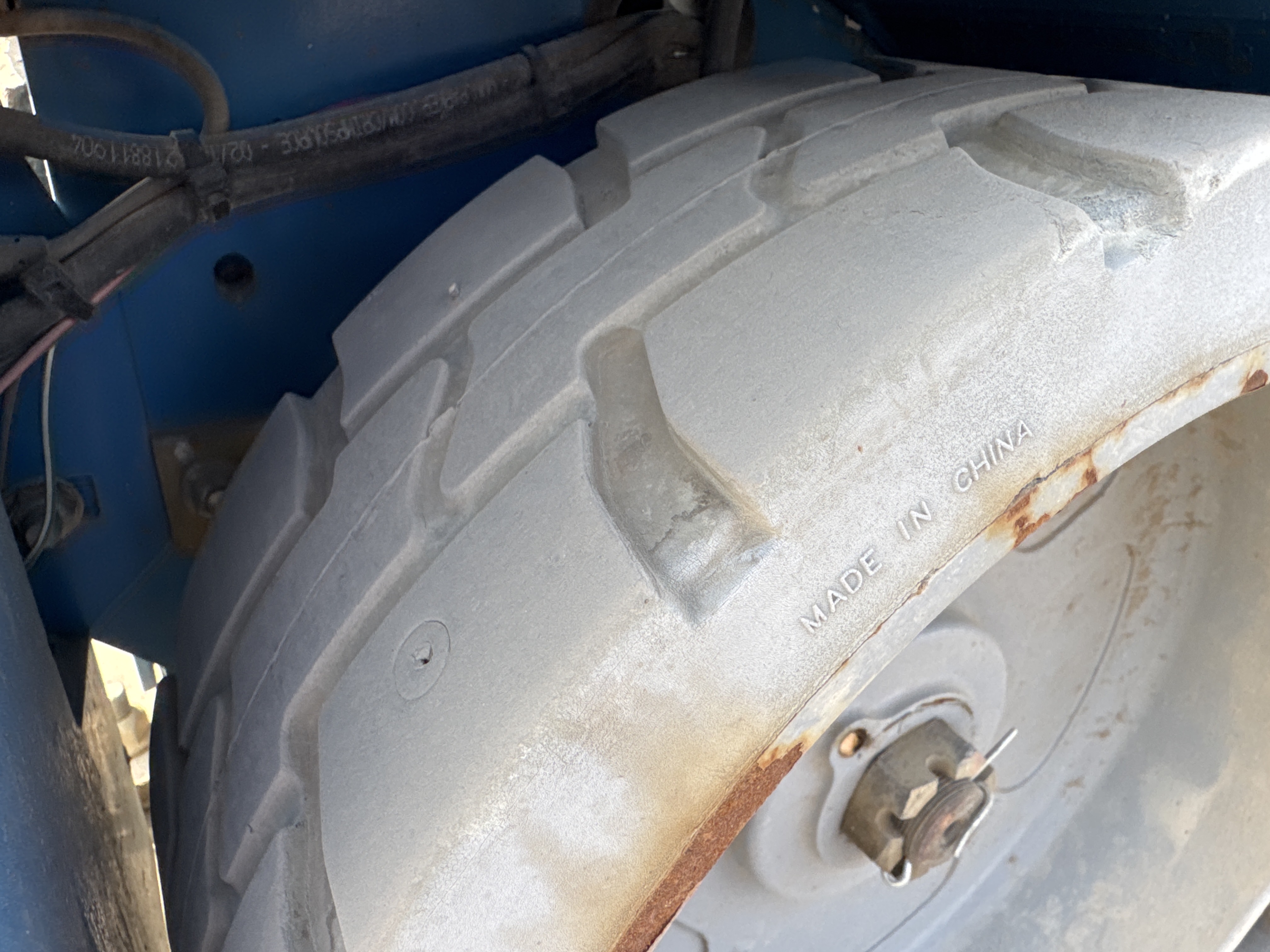 SLA-005-Genie-GS-3232-Scissor-lifts-inspection-Chassis-Tires-condition-1