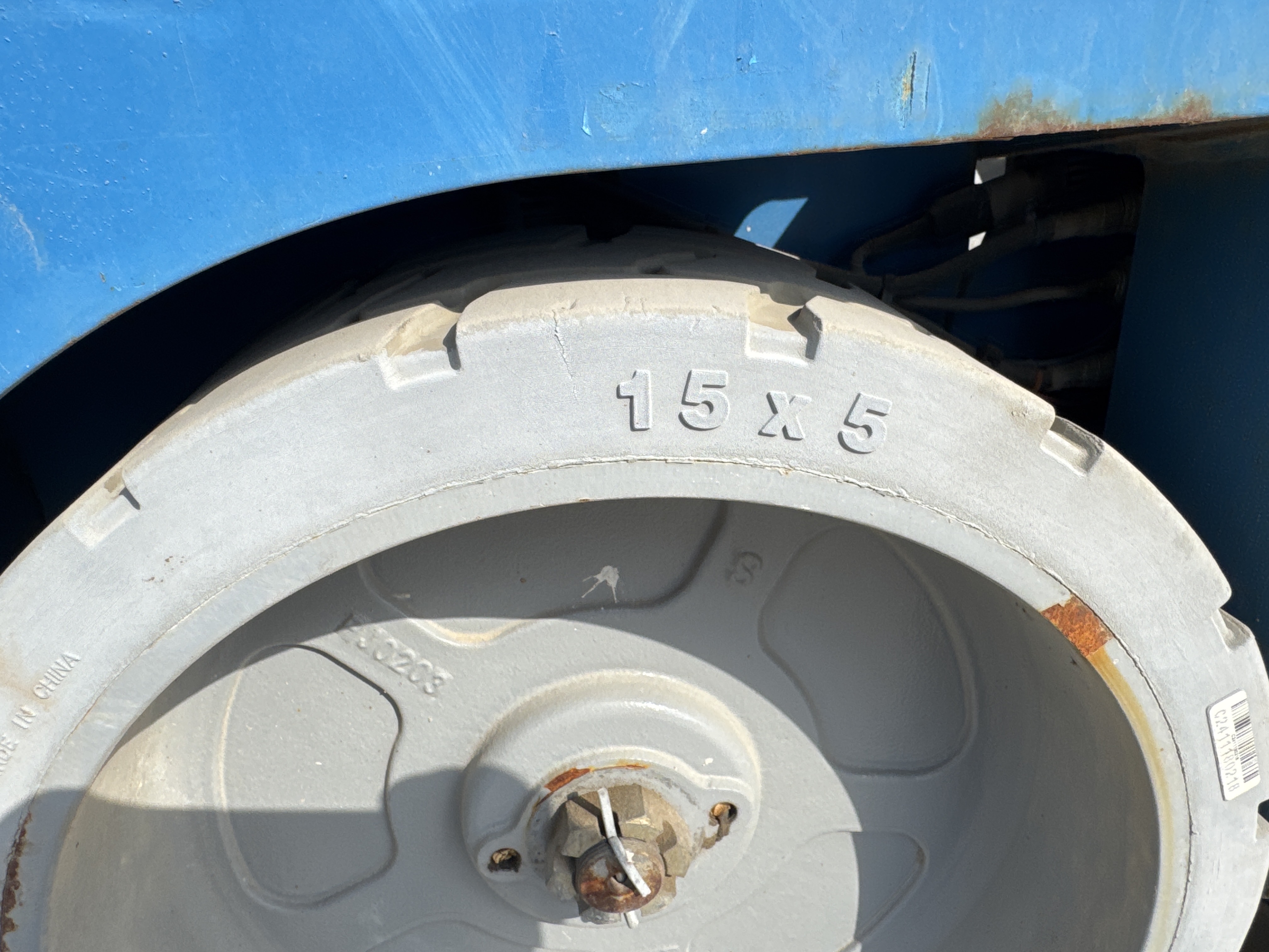 SLA-005-Genie-GS-3232-Scissor-lifts-inspection-Chassis-Tires-condition-1