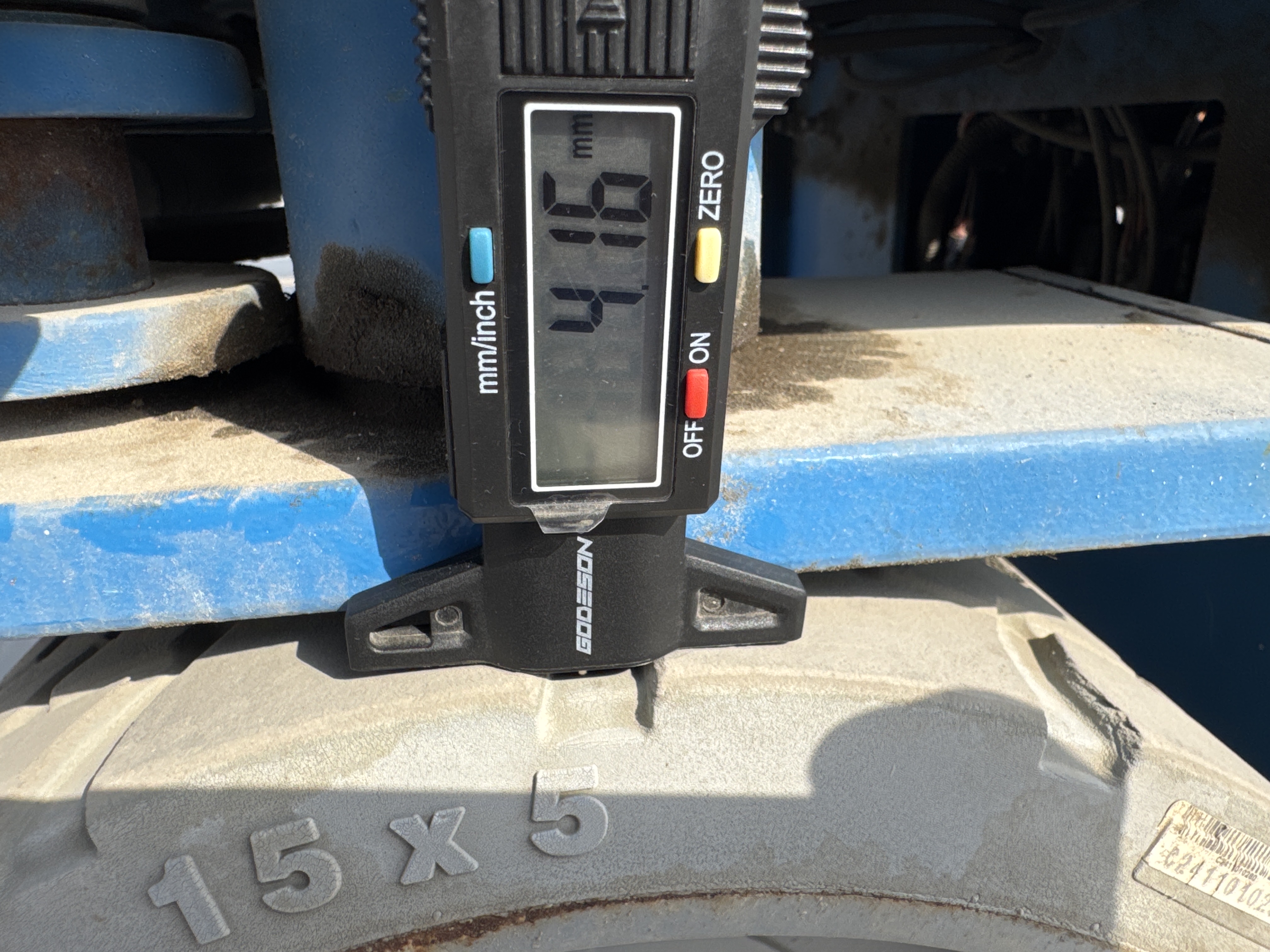 SLA-005-Genie-GS-3232-Scissor-lifts-inspection-Chassis-Tires-tread-depth-1