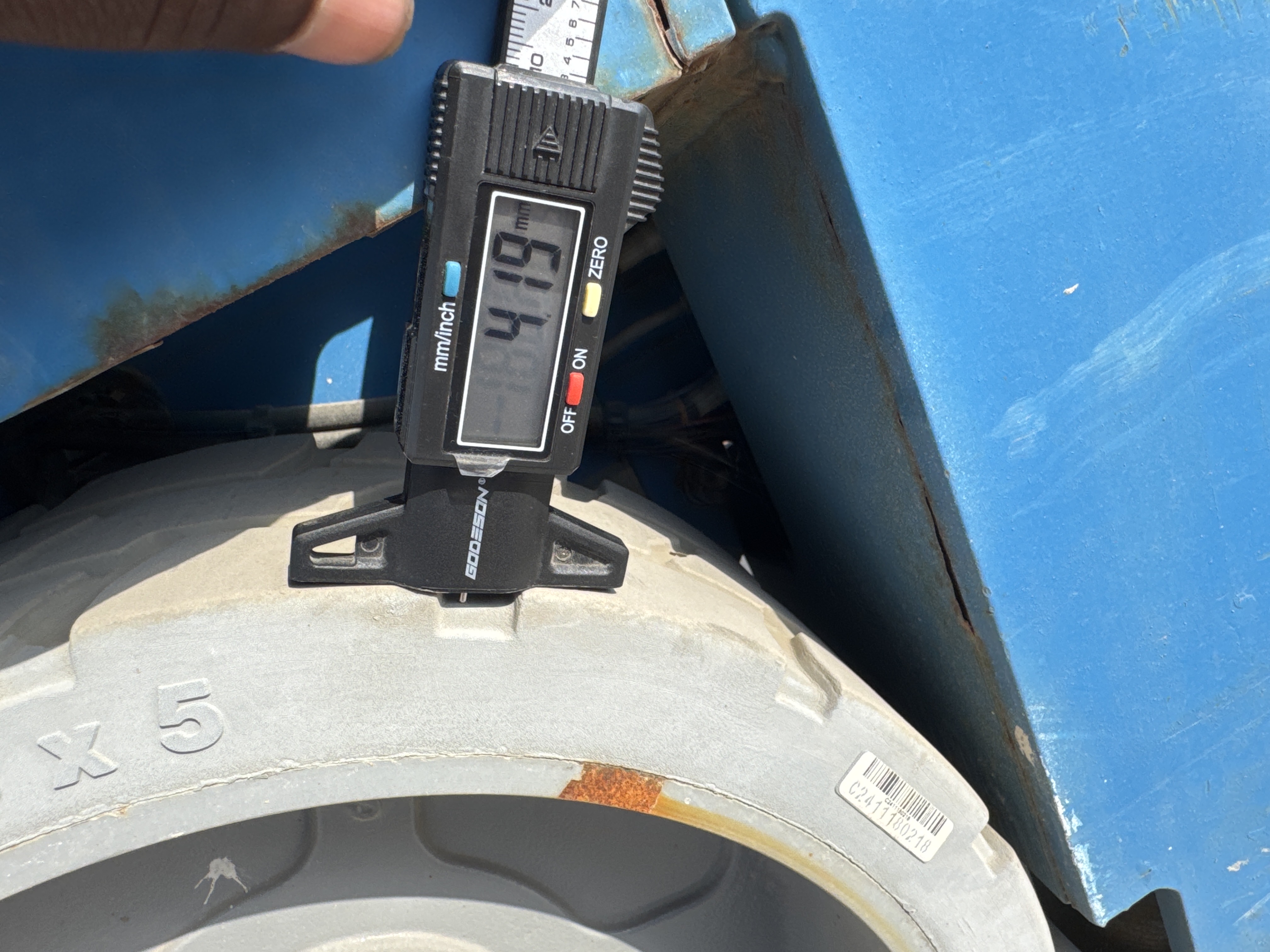 SLA-005-Genie-GS-3232-Scissor-lifts-inspection-Chassis-Tires-tread-depth-1