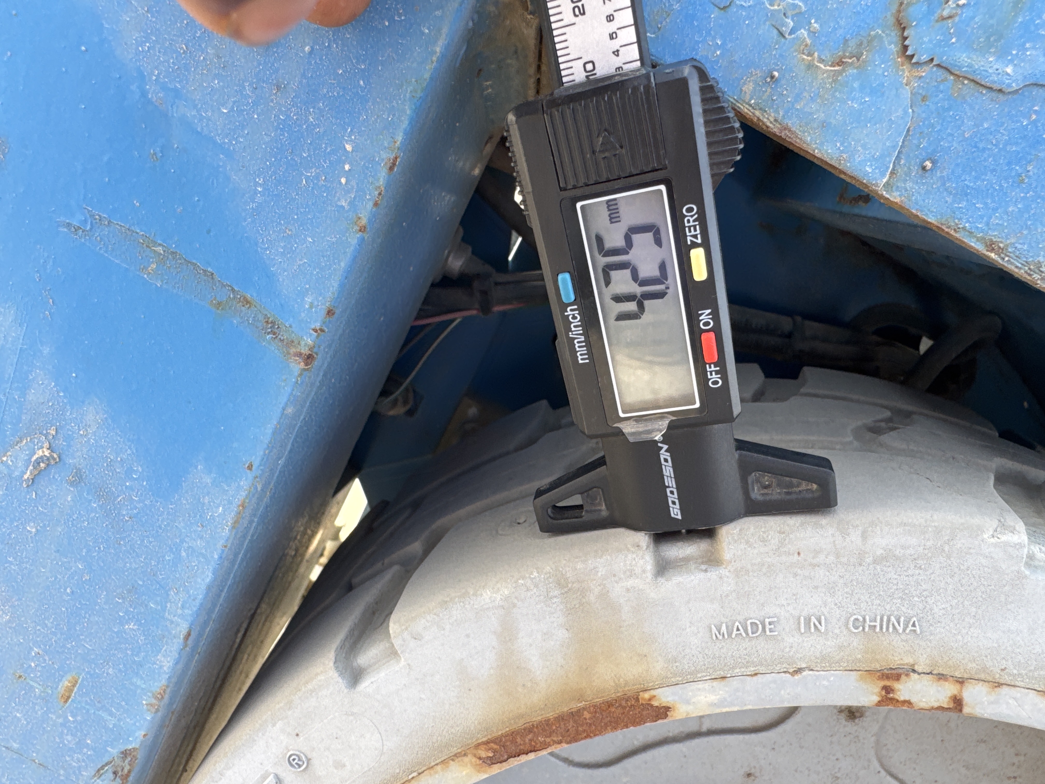 SLA-005-Genie-GS-3232-Scissor-lifts-inspection-Chassis-Tires-tread-depth-1