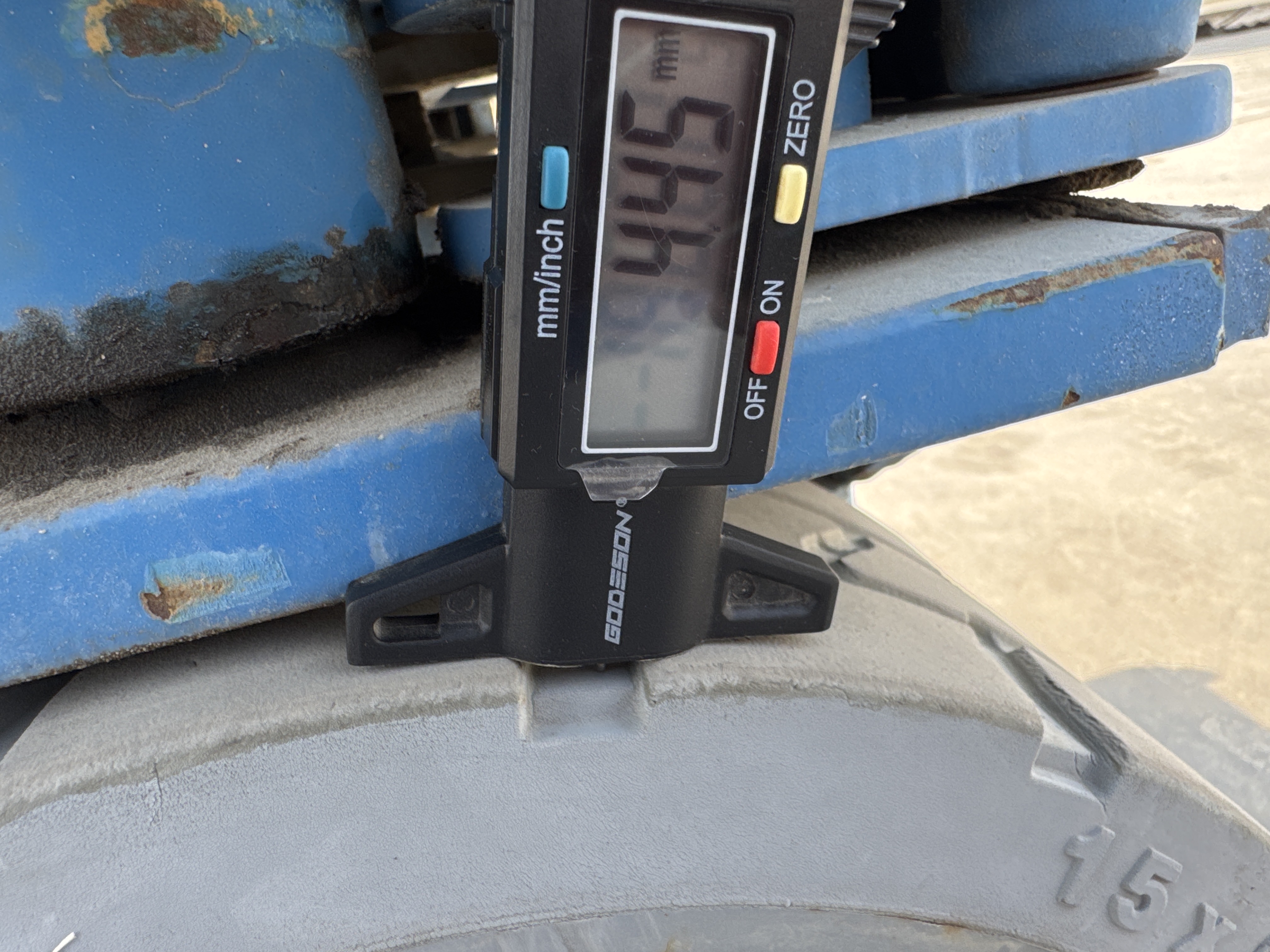 SLA-005-Genie-GS-3232-Scissor-lifts-inspection-Chassis-Tires-tread-depth-1