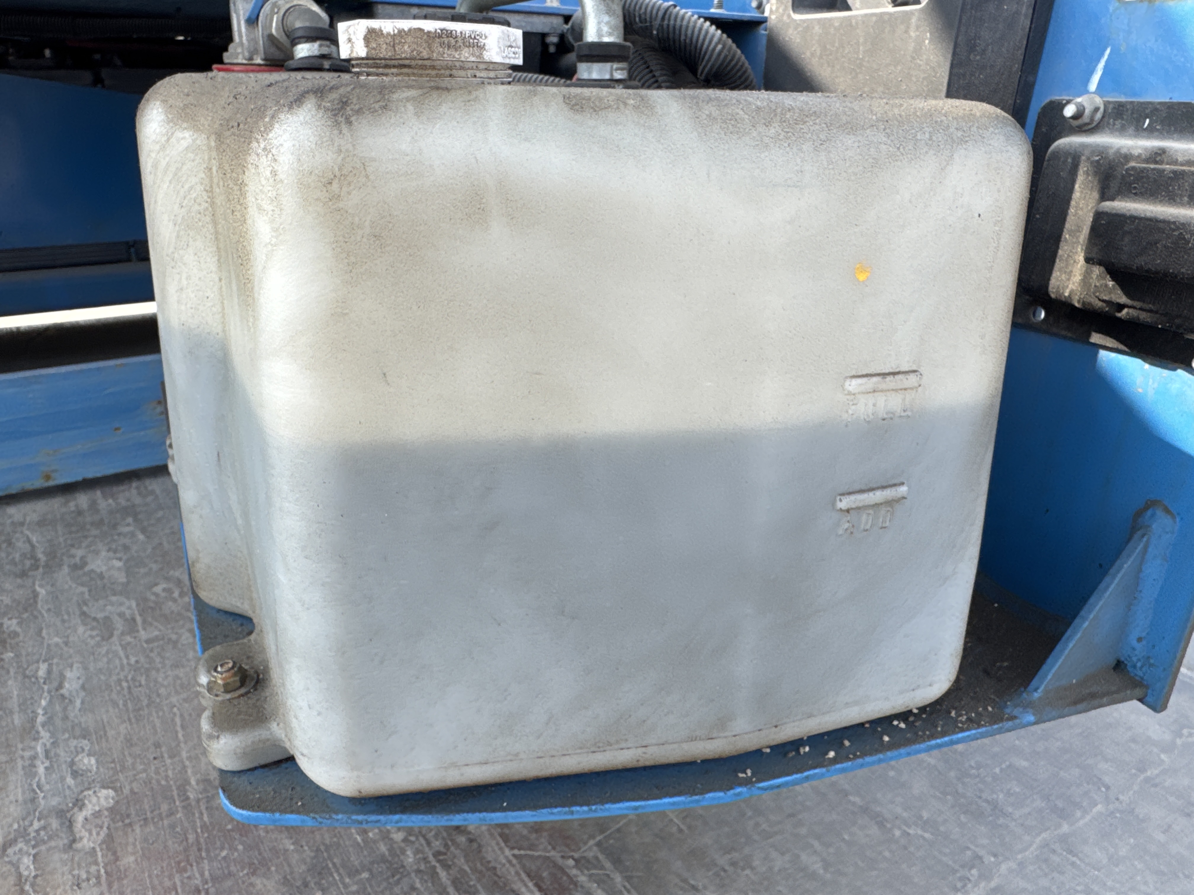SLA-005-Genie-GS-3232-Scissor-lifts-inspection-Hydraulics-Hydraulic-Tank-1