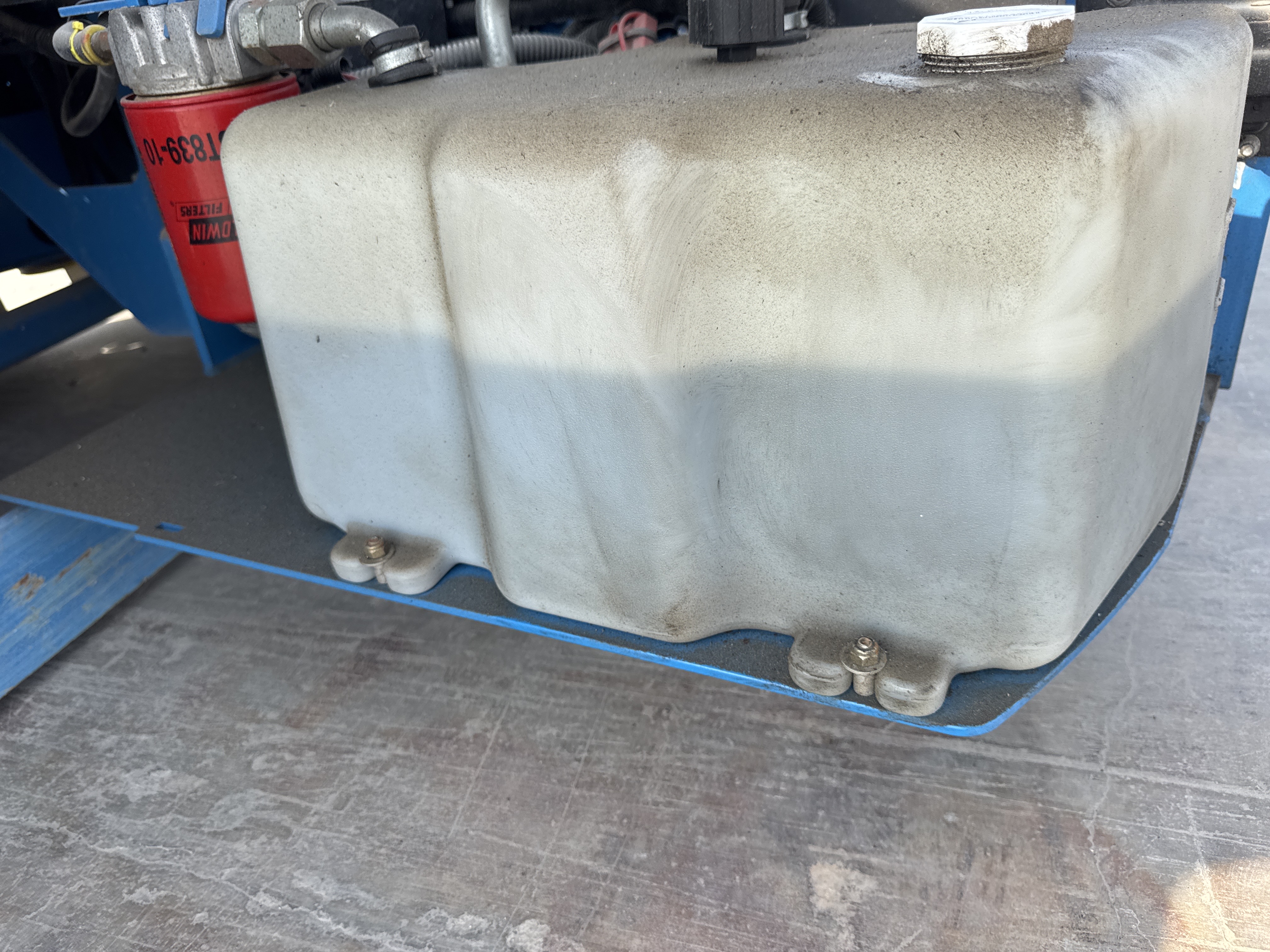 SLA-005-Genie-GS-3232-Scissor-lifts-inspection-Hydraulics-Hydraulic-Tank-1