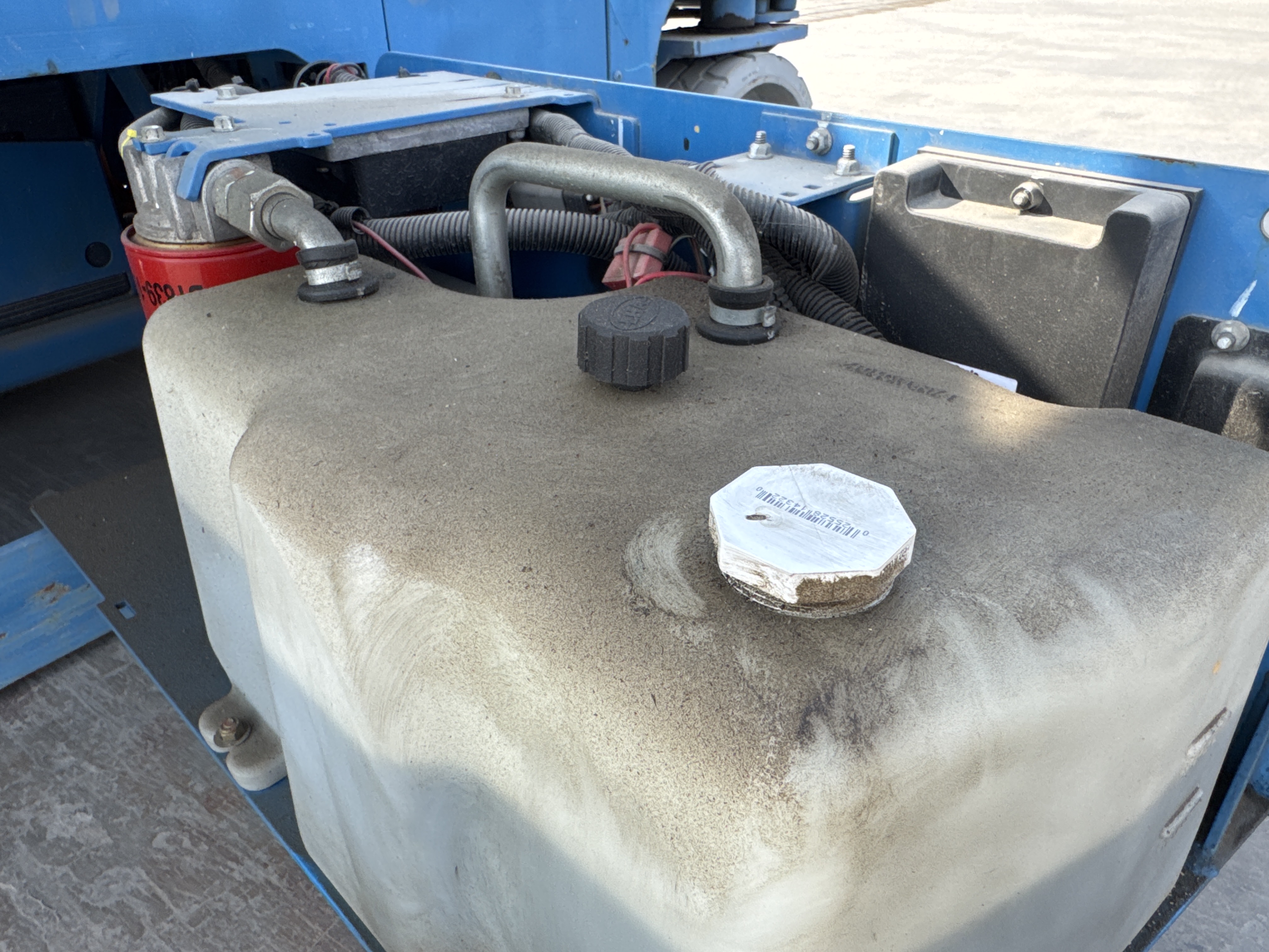 SLA-005-Genie-GS-3232-Scissor-lifts-inspection-Hydraulics-Hydraulic-Tank-1