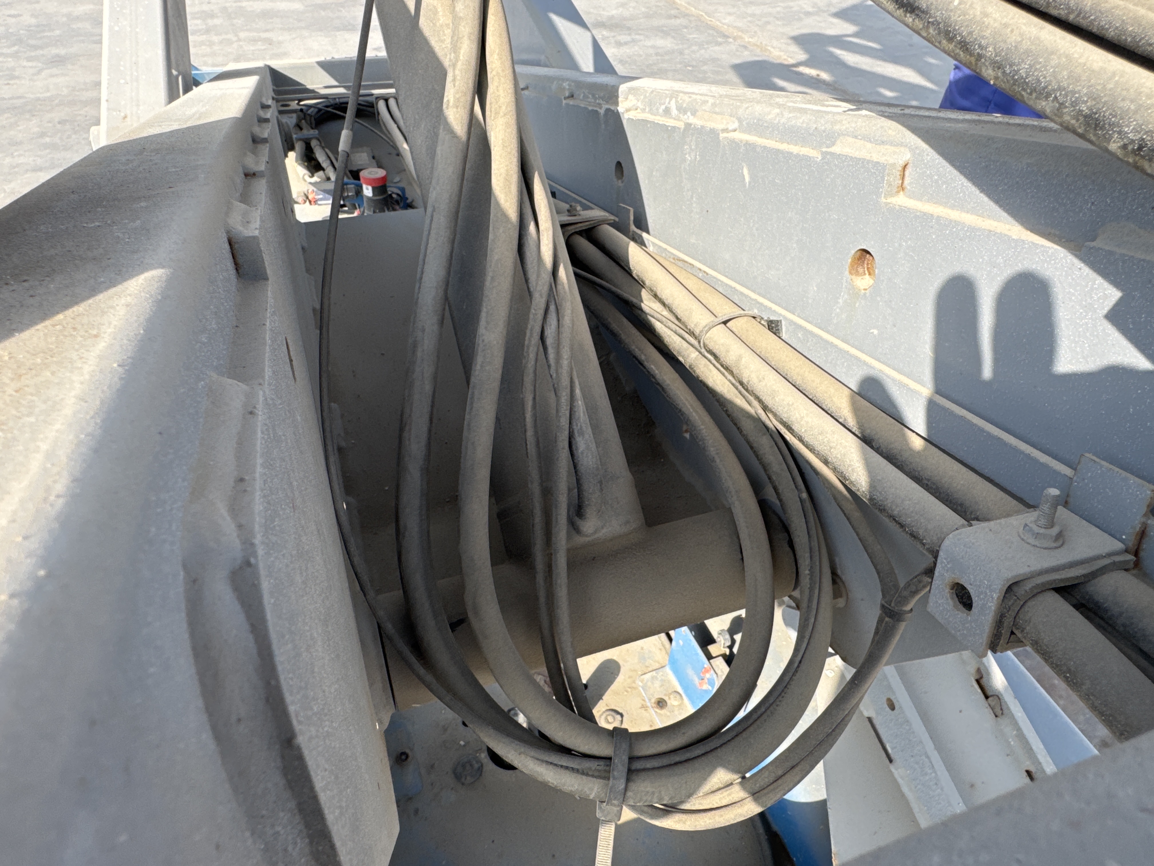 SLA-005-Genie-GS-3232-Scissor-lifts-inspection-Hydraulics-Hydraulic-hoses-and-lines-1