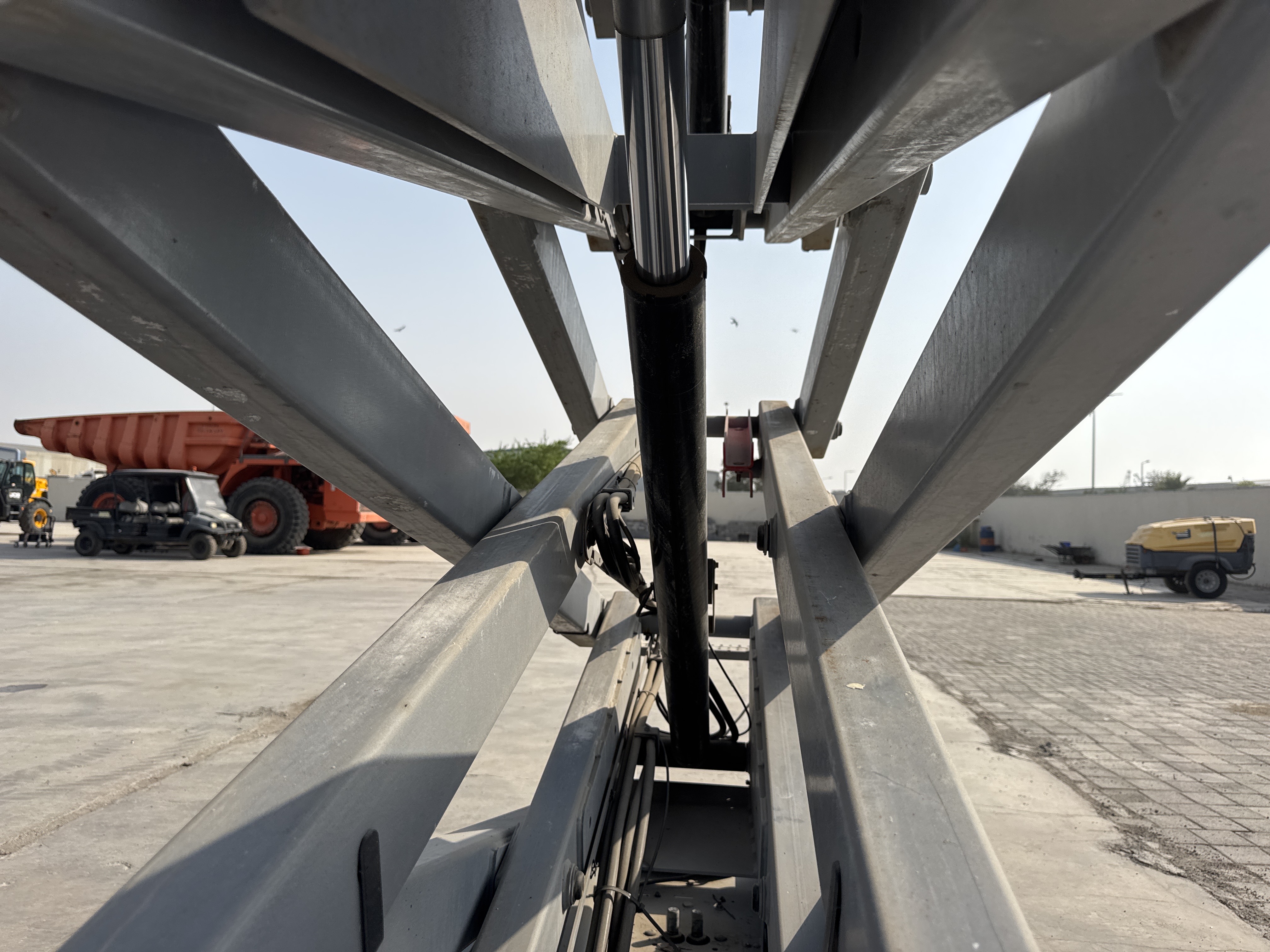 SLA-005-Genie-GS-3232-Scissor-lifts-inspection-Hydraulics-Scissor-cylinders-1