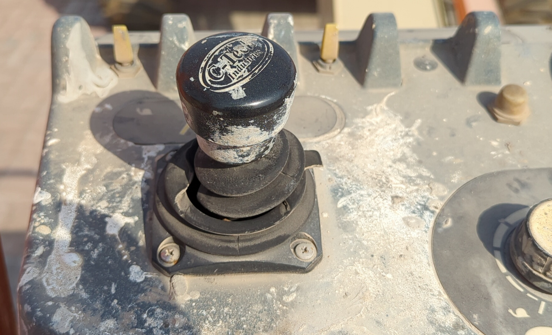 BLA-009-JLG-600S-Boom-lifts-inspection-Cabin-Joysticks-1