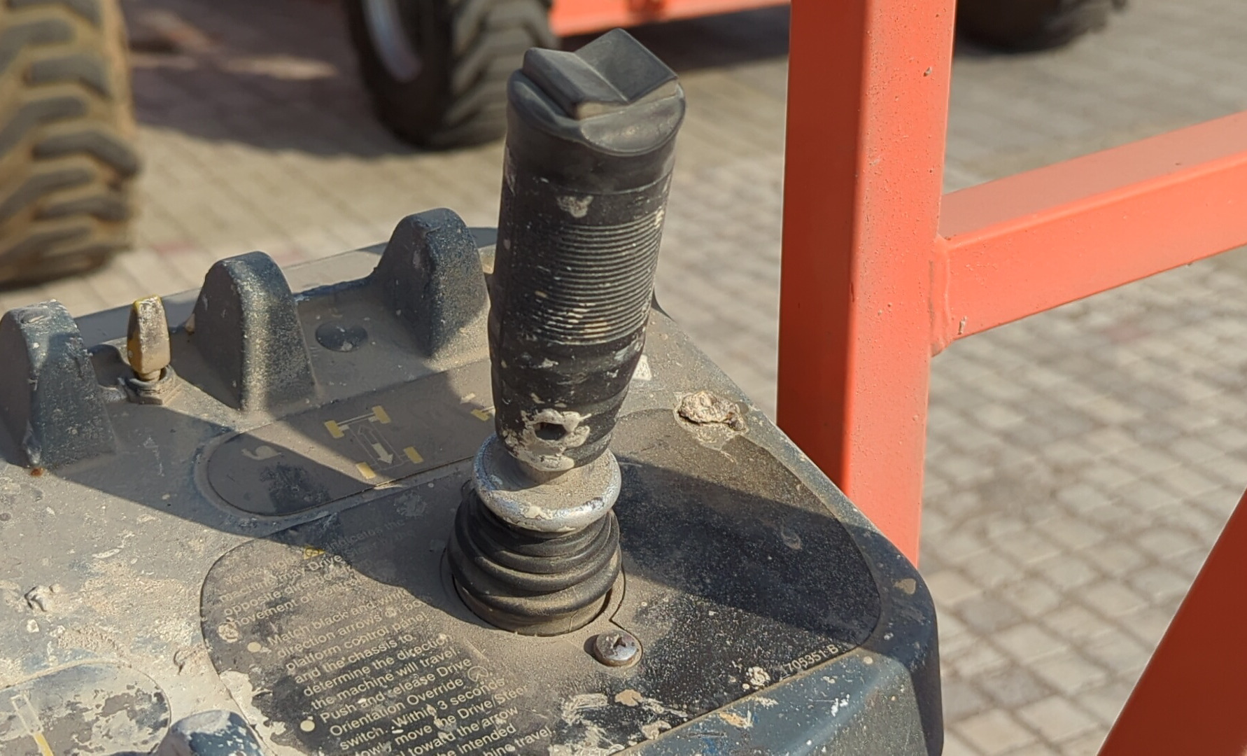BLA-009-JLG-600S-Boom-lifts-inspection-Cabin-Joysticks-1