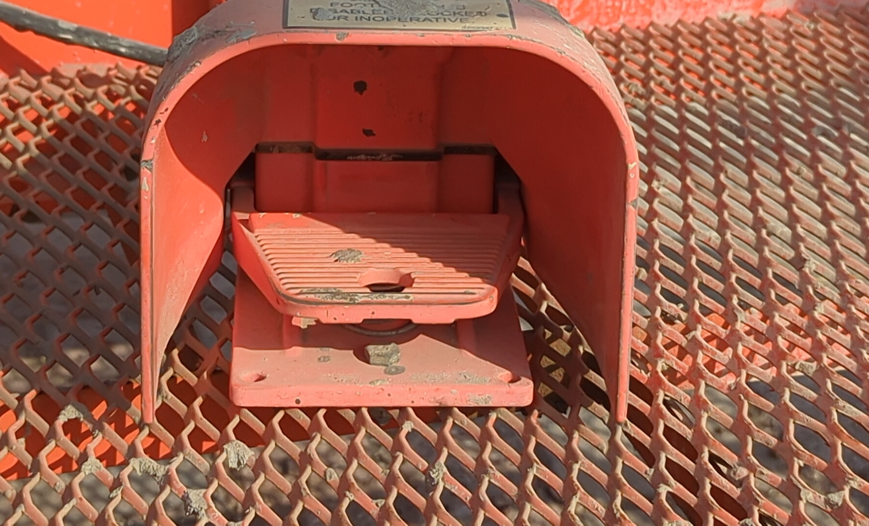 BLA-009-JLG-600S-Boom-lifts-inspection-Cabin-Pedals-1