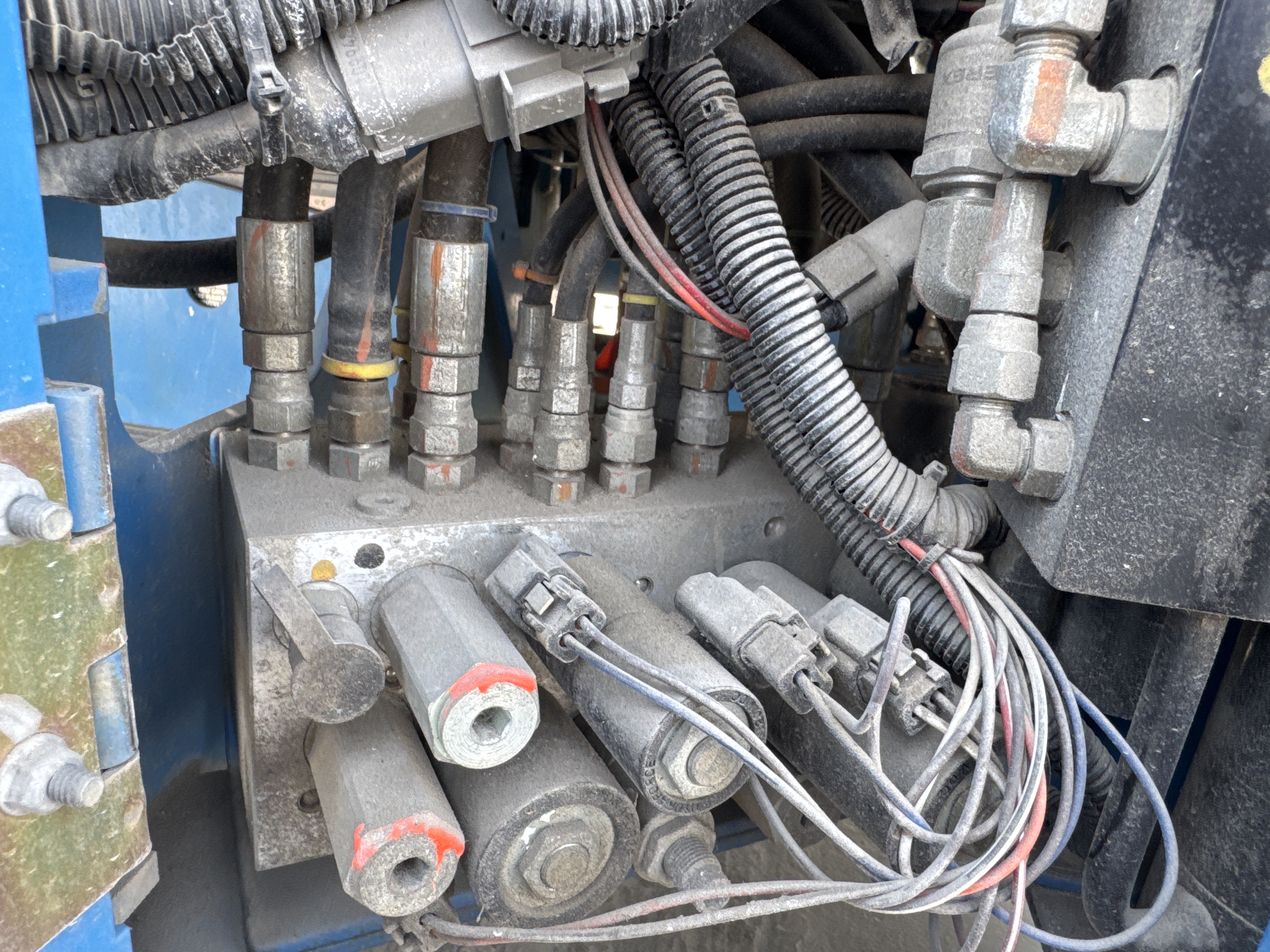 SLA-005-Genie-GS-3232-Scissor-lifts-inspection-Hydraulics-Main-control-valve-(MCV)-1