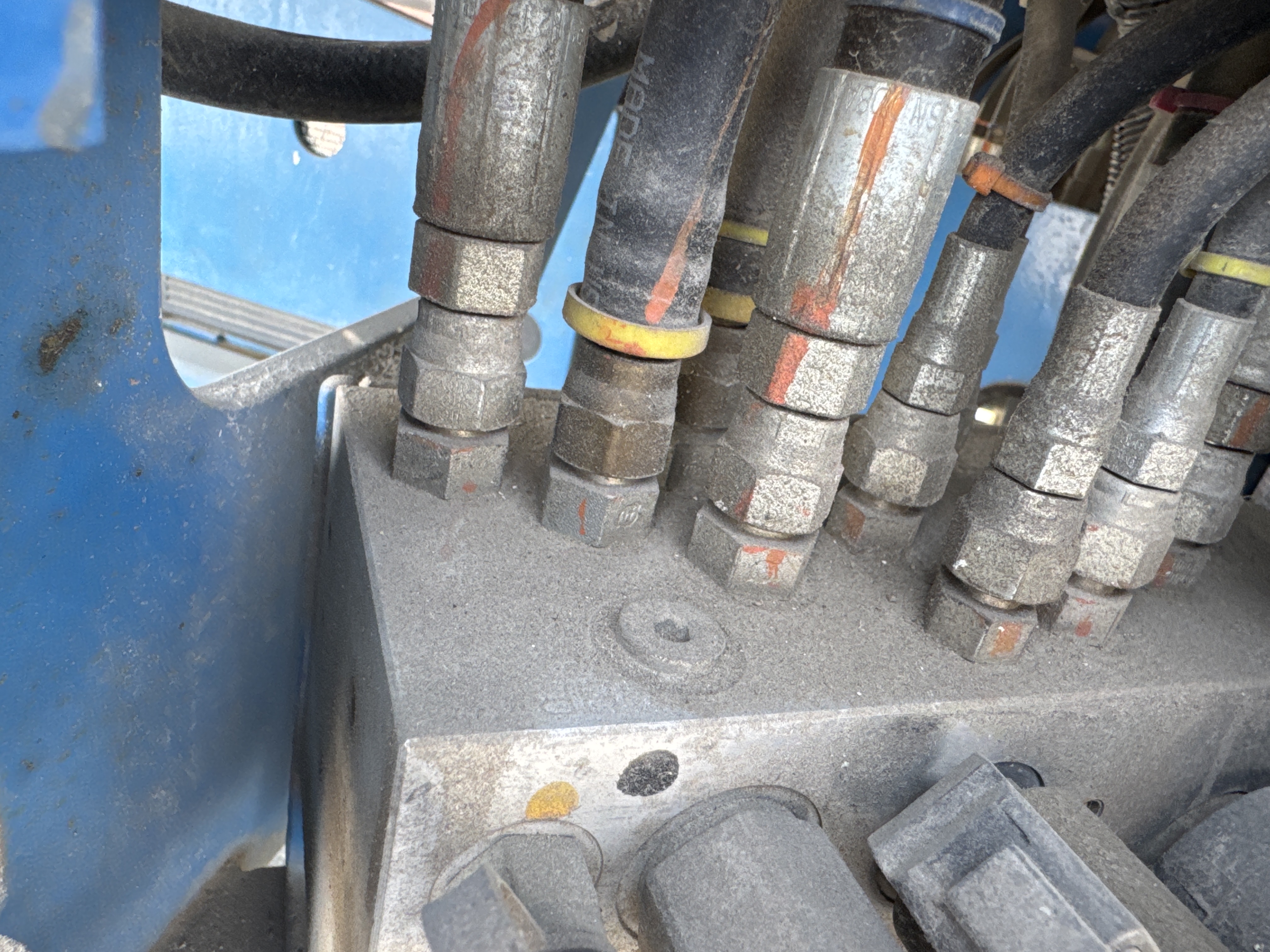SLA-005-Genie-GS-3232-Scissor-lifts-inspection-Hydraulics-Main-control-valve-(MCV)-1