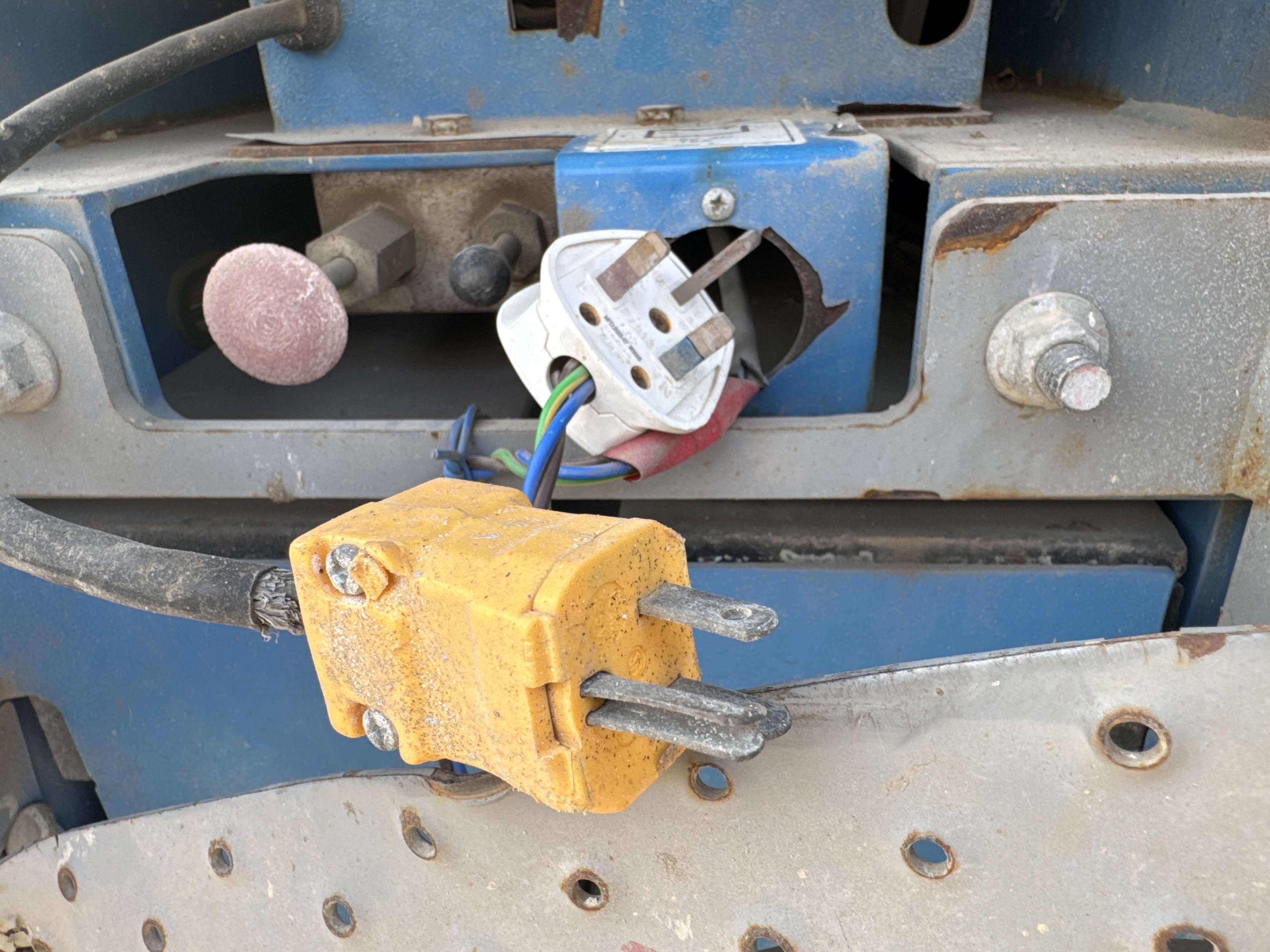 SLA-005-Genie-GS-3232-Scissor-lifts-inspection-Electronics-Charging-port-1