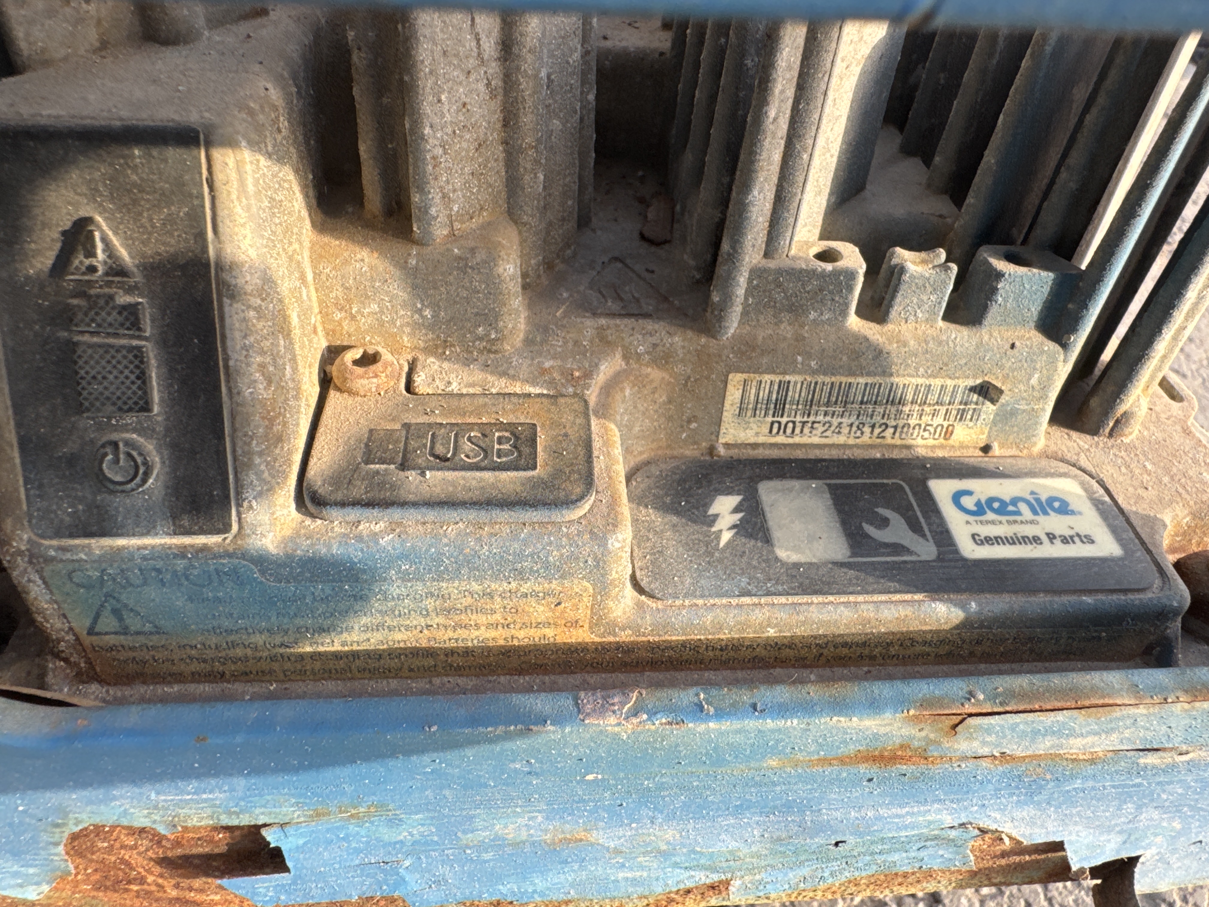SLA-005-Genie-GS-3232-Scissor-lifts-inspection-Electronics-Charging-port-1