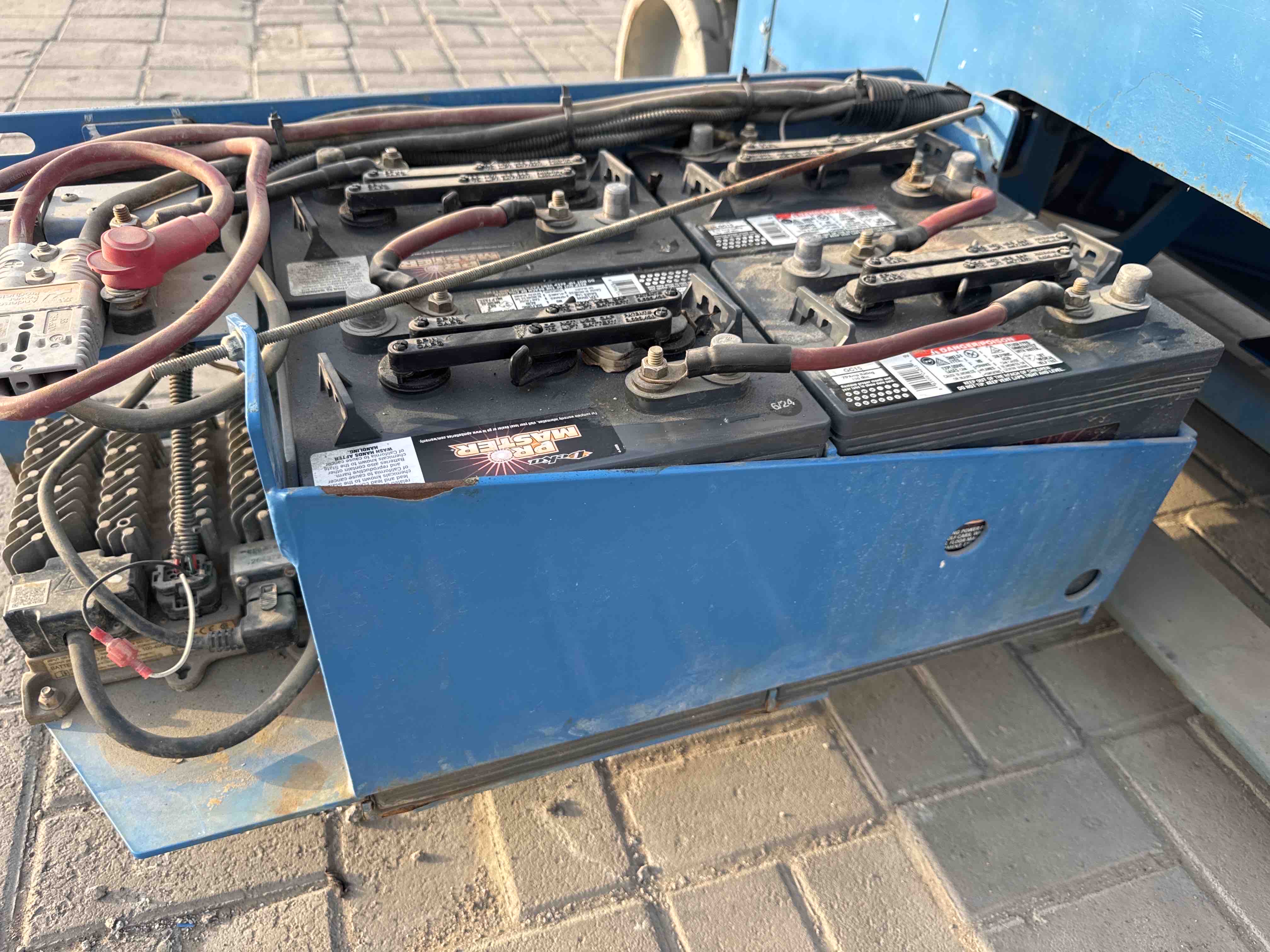 SLA-005-Genie-GS-3232-Scissor-lifts-inspection-Electronics-Battery-1