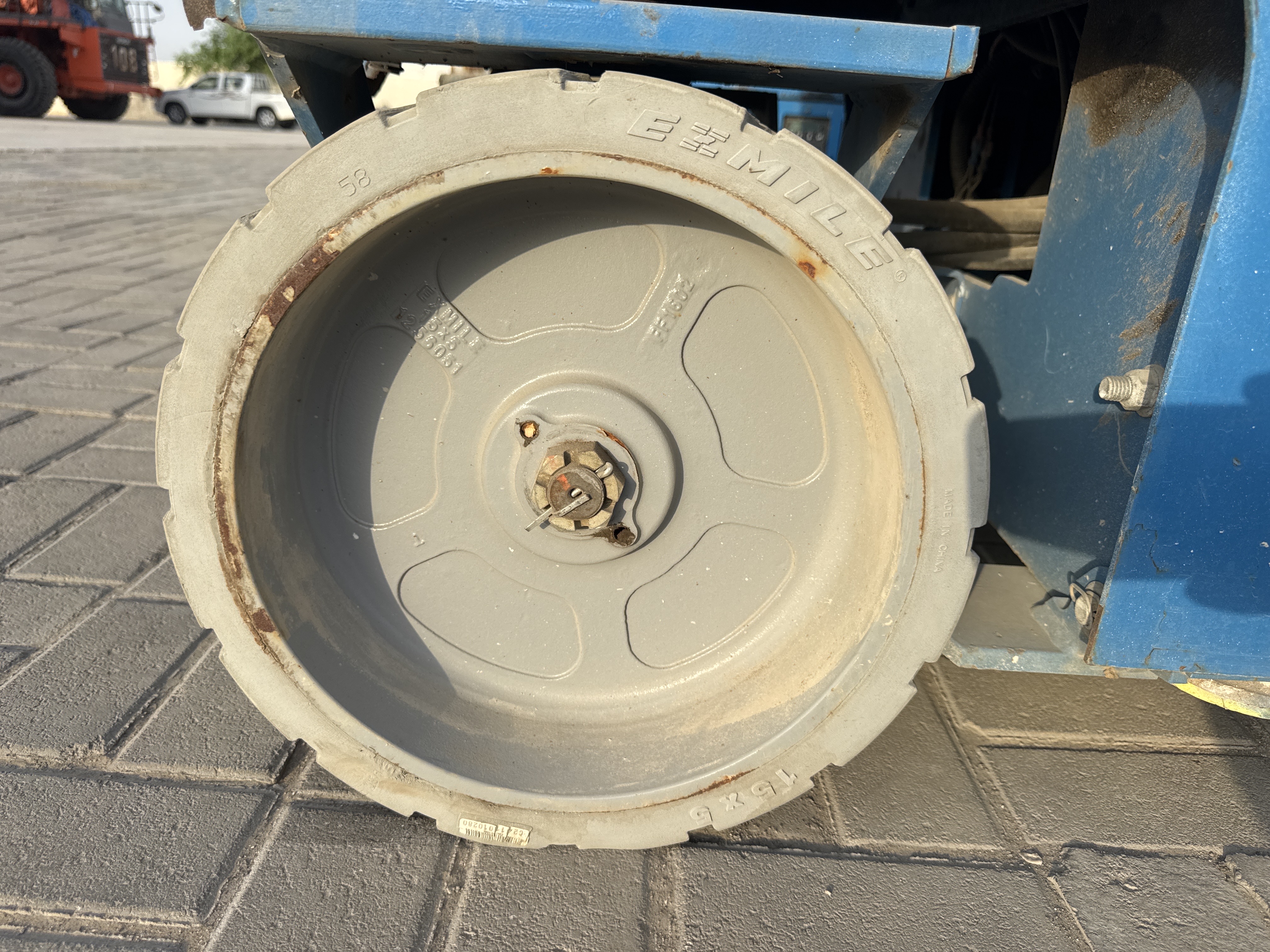 SLA-005-Genie-GS-3232-Scissor-lifts-inspection-Chassis-Wheel-hub-condition-1