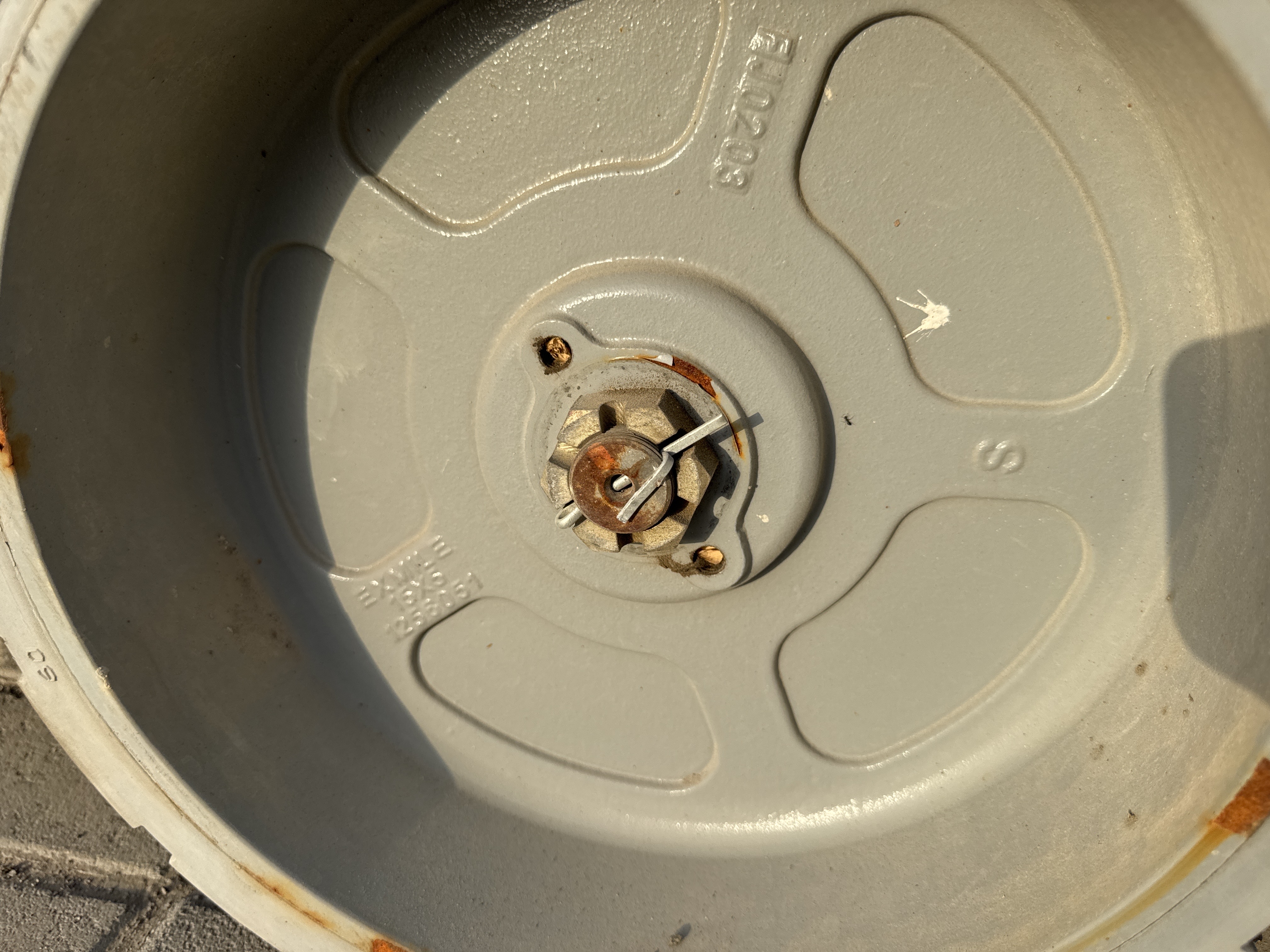 SLA-005-Genie-GS-3232-Scissor-lifts-inspection-Chassis-Wheel-hub-condition-1