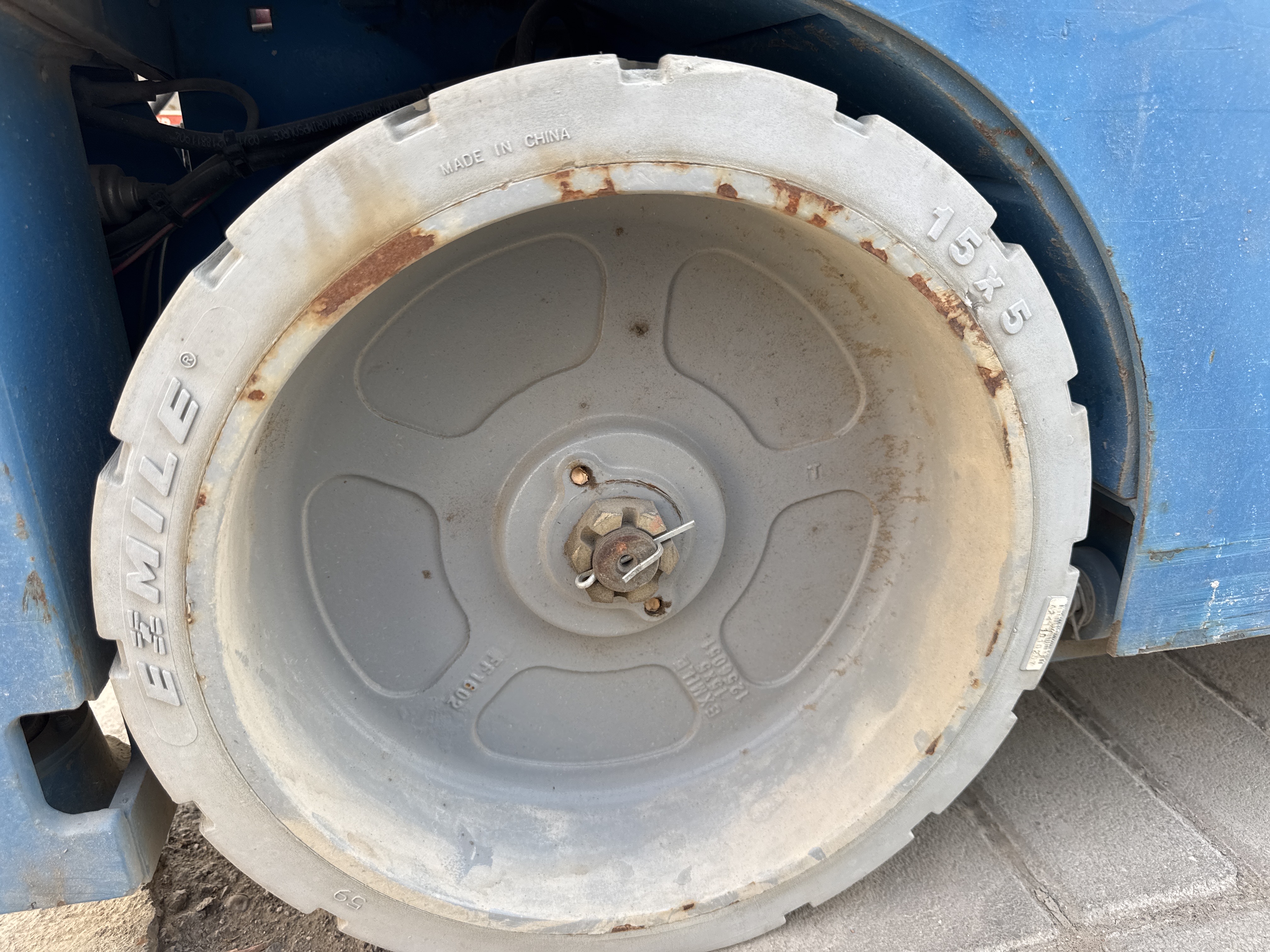 SLA-005-Genie-GS-3232-Scissor-lifts-inspection-Chassis-Wheel-hub-condition-1