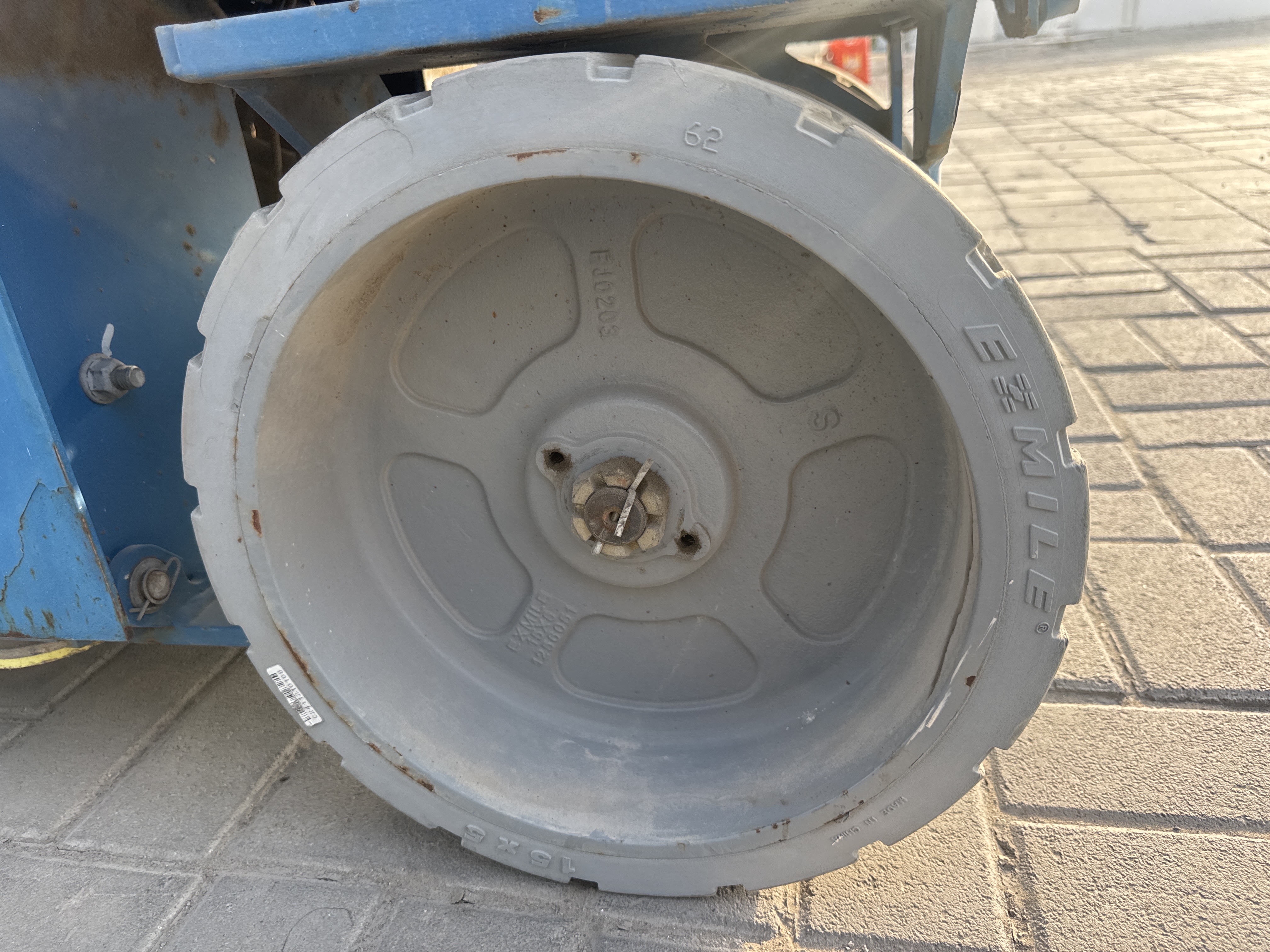 SLA-005-Genie-GS-3232-Scissor-lifts-inspection-Chassis-Wheel-hub-condition-1