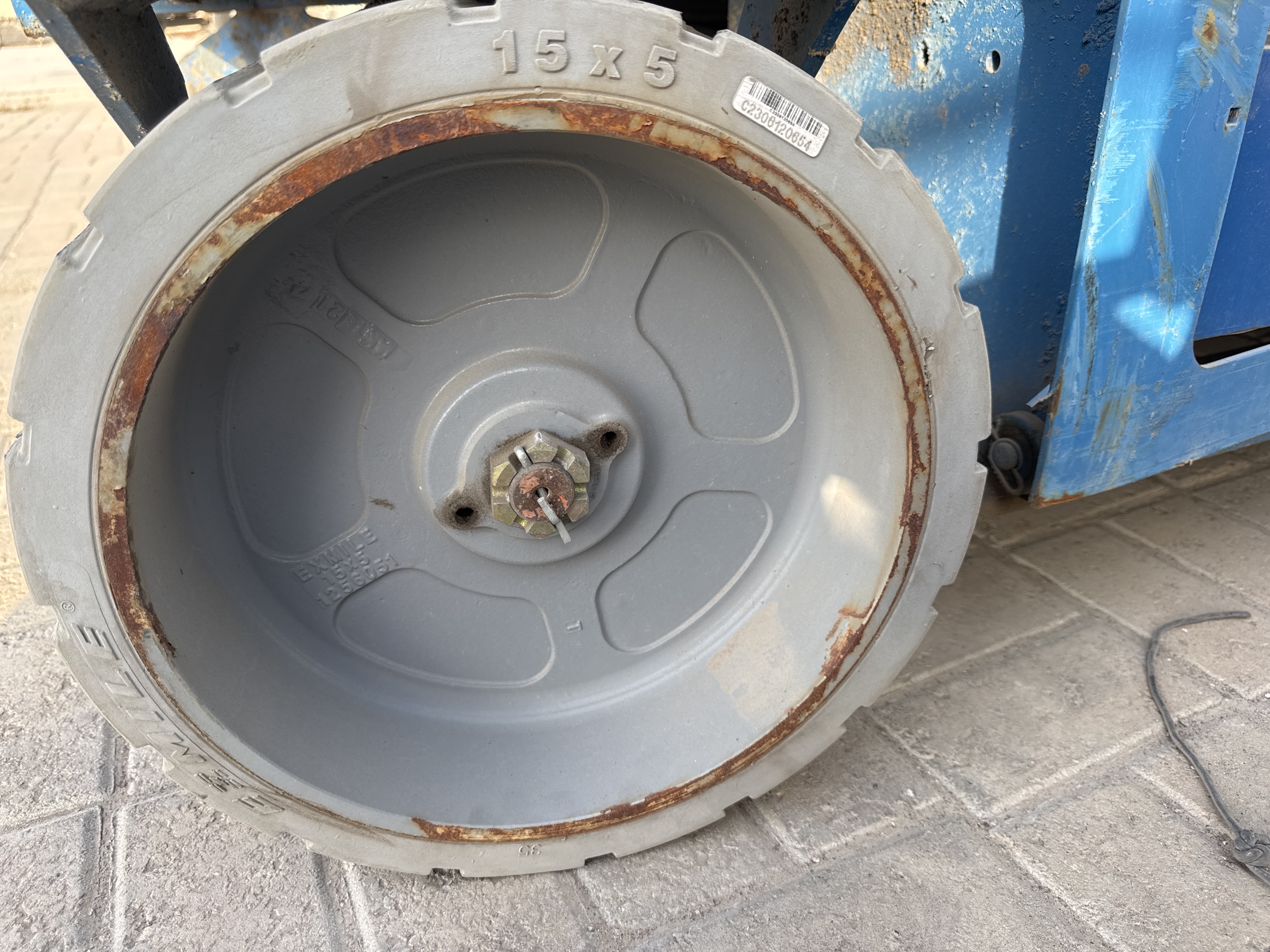 SLA-003-Genie-GS-2646-Scissor-lifts-inspection-Chassis-Wheel-hub-condition-1