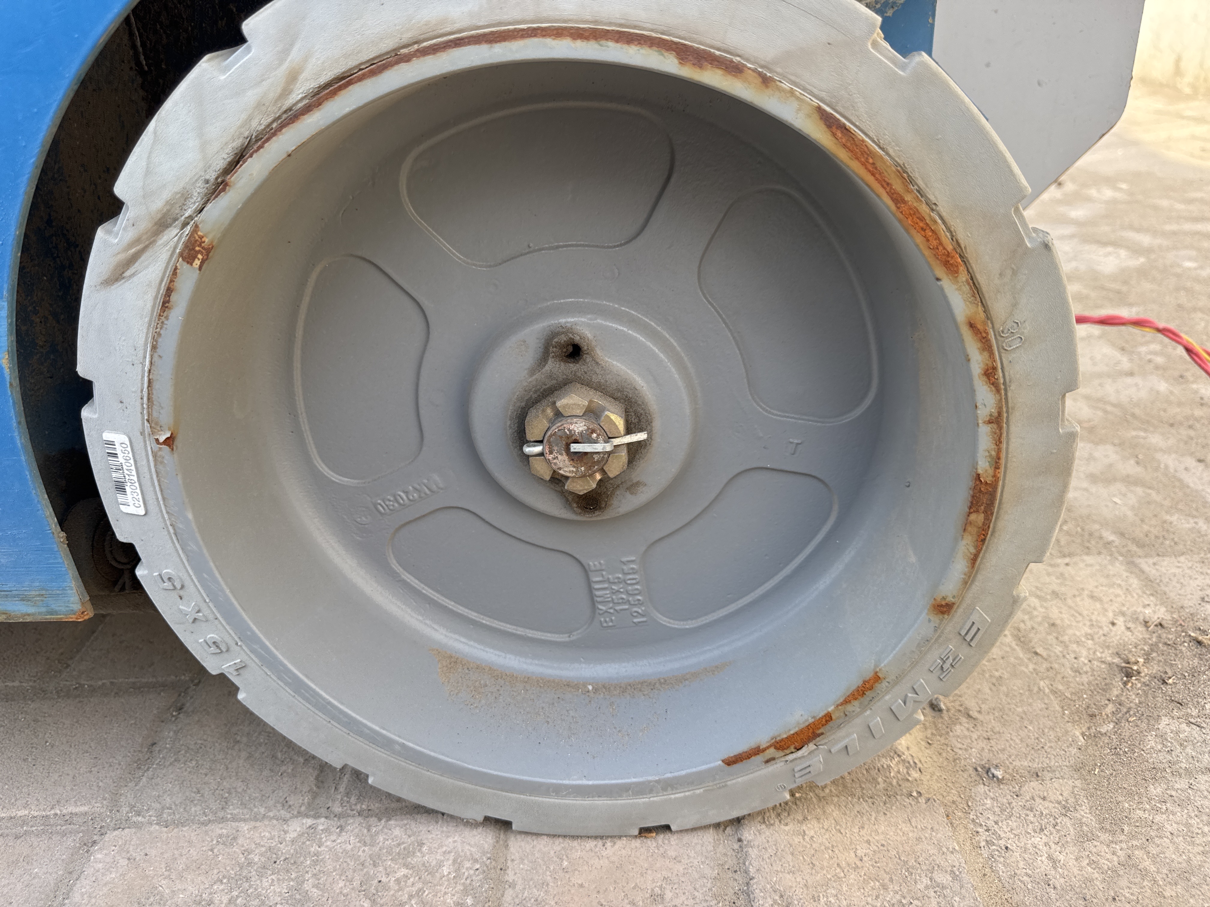 SLA-003-Genie-GS-2646-Scissor-lifts-inspection-Chassis-Wheel-hub-condition-1