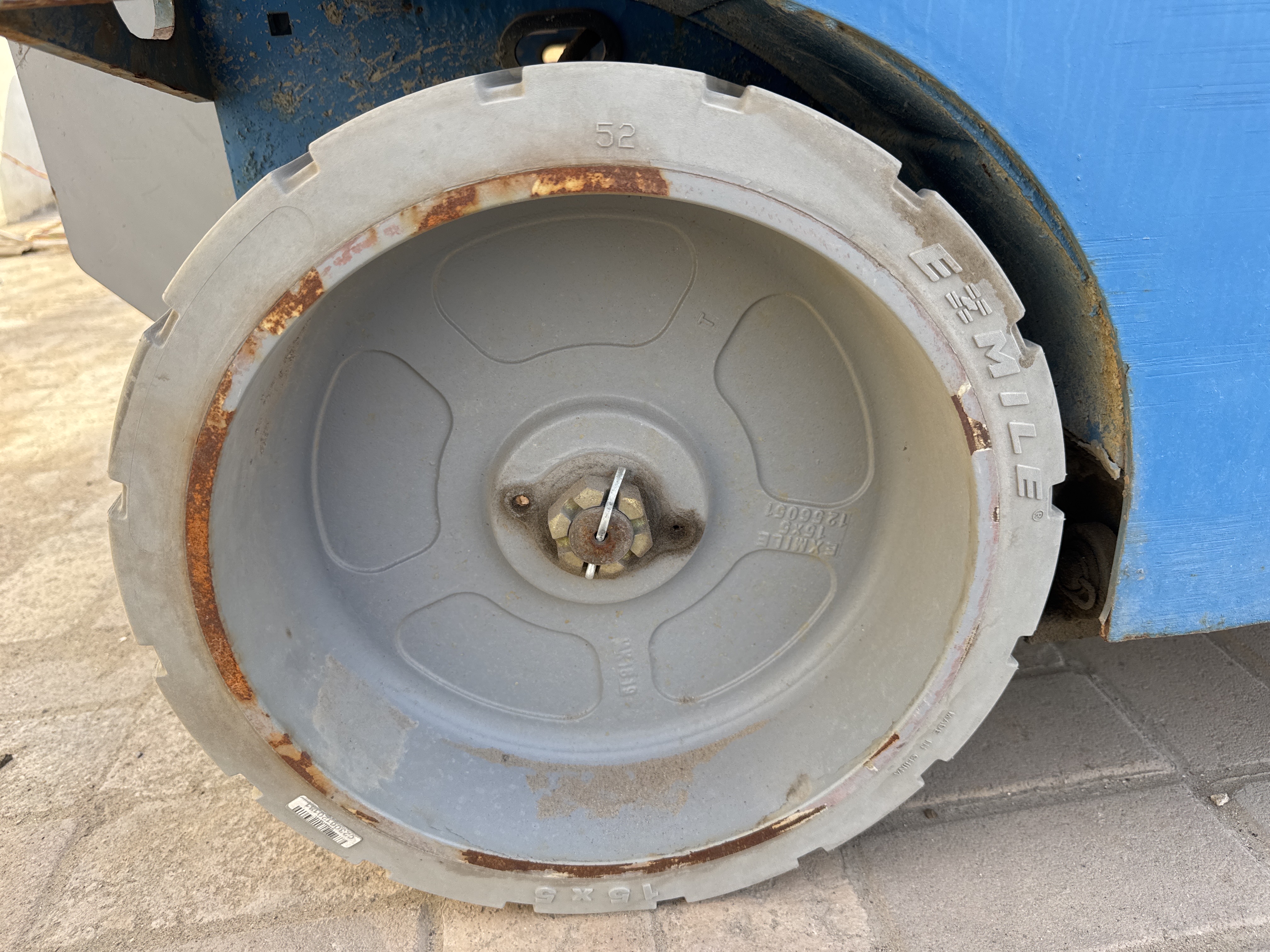 SLA-003-Genie-GS-2646-Scissor-lifts-inspection-Chassis-Wheel-hub-condition-1