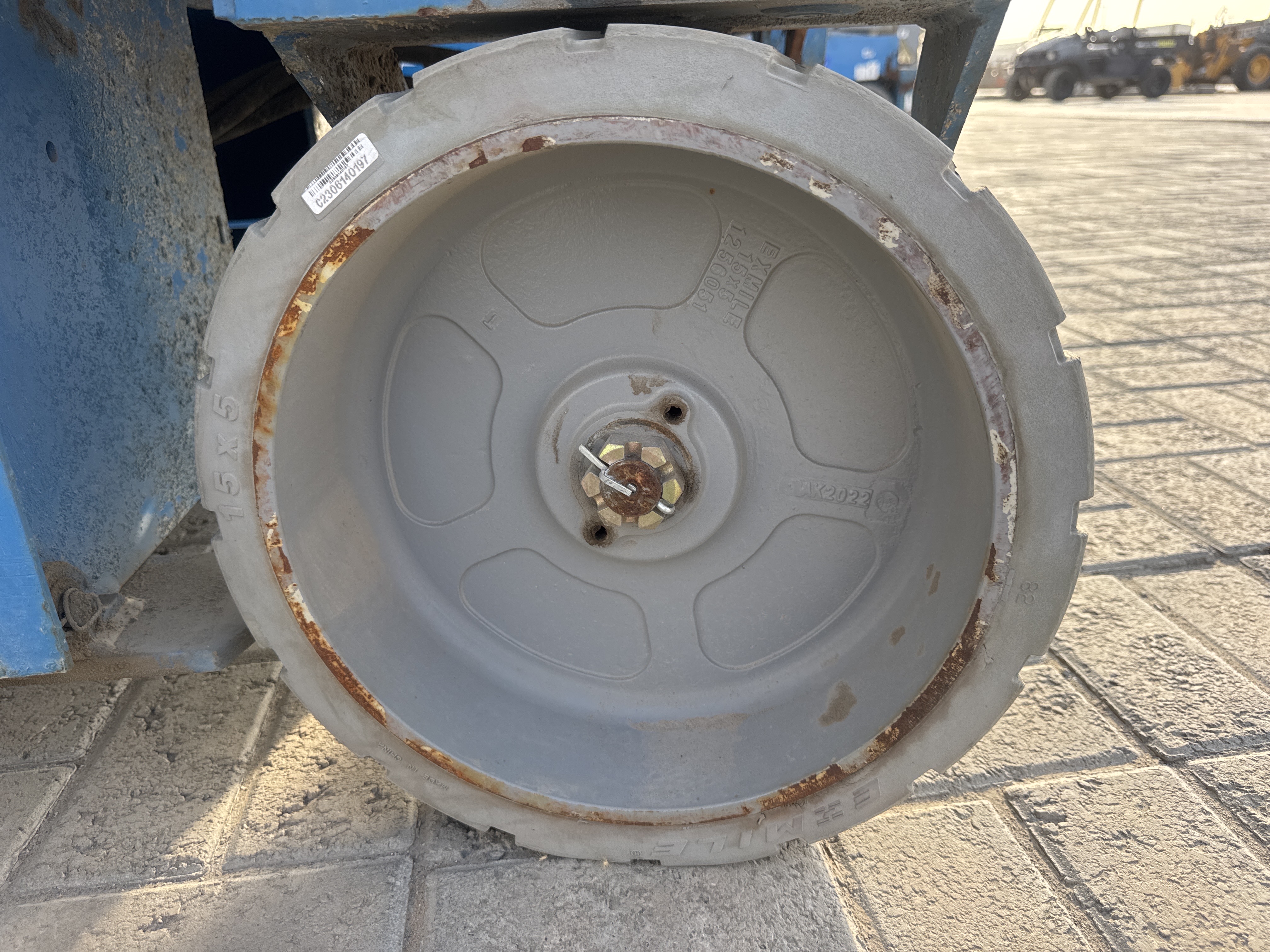 SLA-003-Genie-GS-2646-Scissor-lifts-inspection-Chassis-Wheel-hub-condition-1